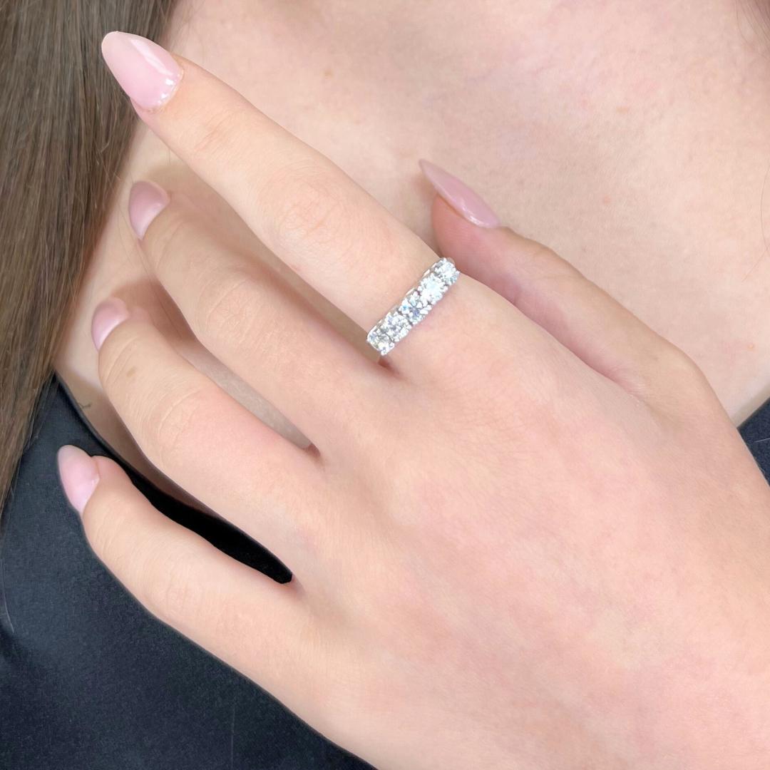 Brilliant 1.12ct Diamonds 5-Stones Ring in 18k White Gold - IGI Certified

Crafted in polished 18K white gold, this elegant five-stone ring features 1.12ct of round brilliant diamonds. Each stone is cut to a very good standard, ensuring a lively