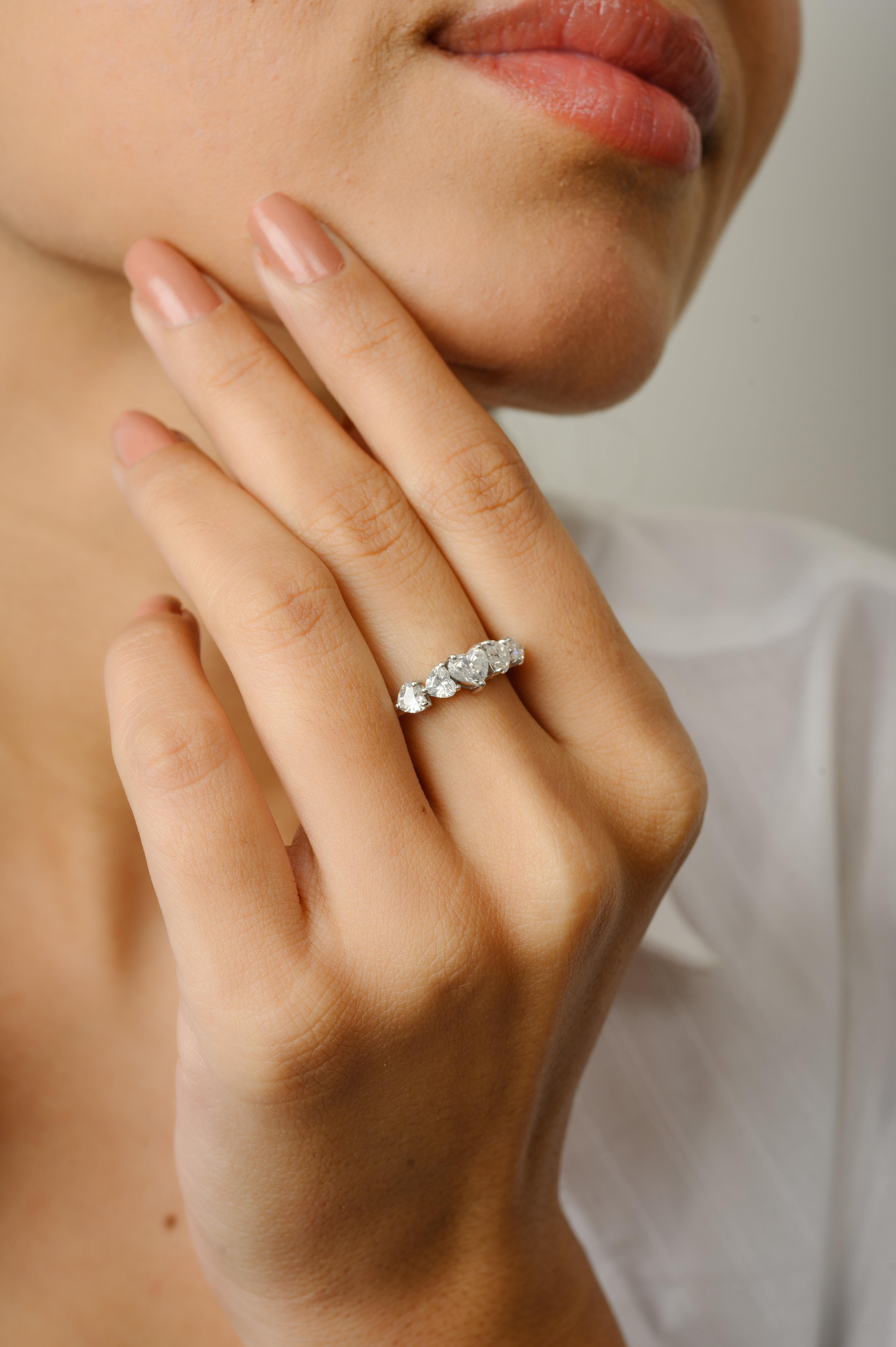 En vente :  Bague de fiançailles à cinq diamants en or blanc massif 18 carats 4