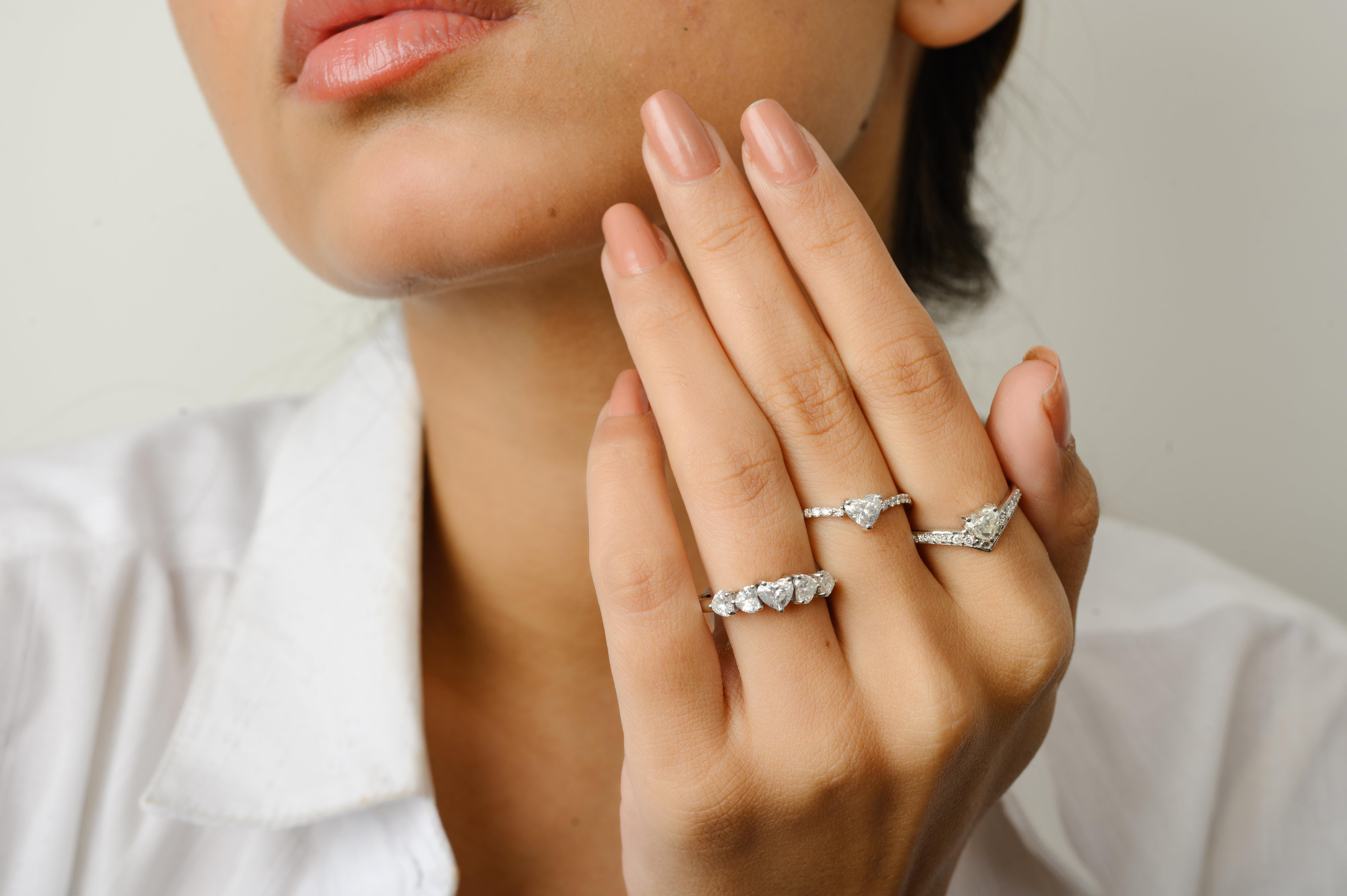 En vente :  Bague de fiançailles à cinq diamants en or blanc massif 18 carats 7