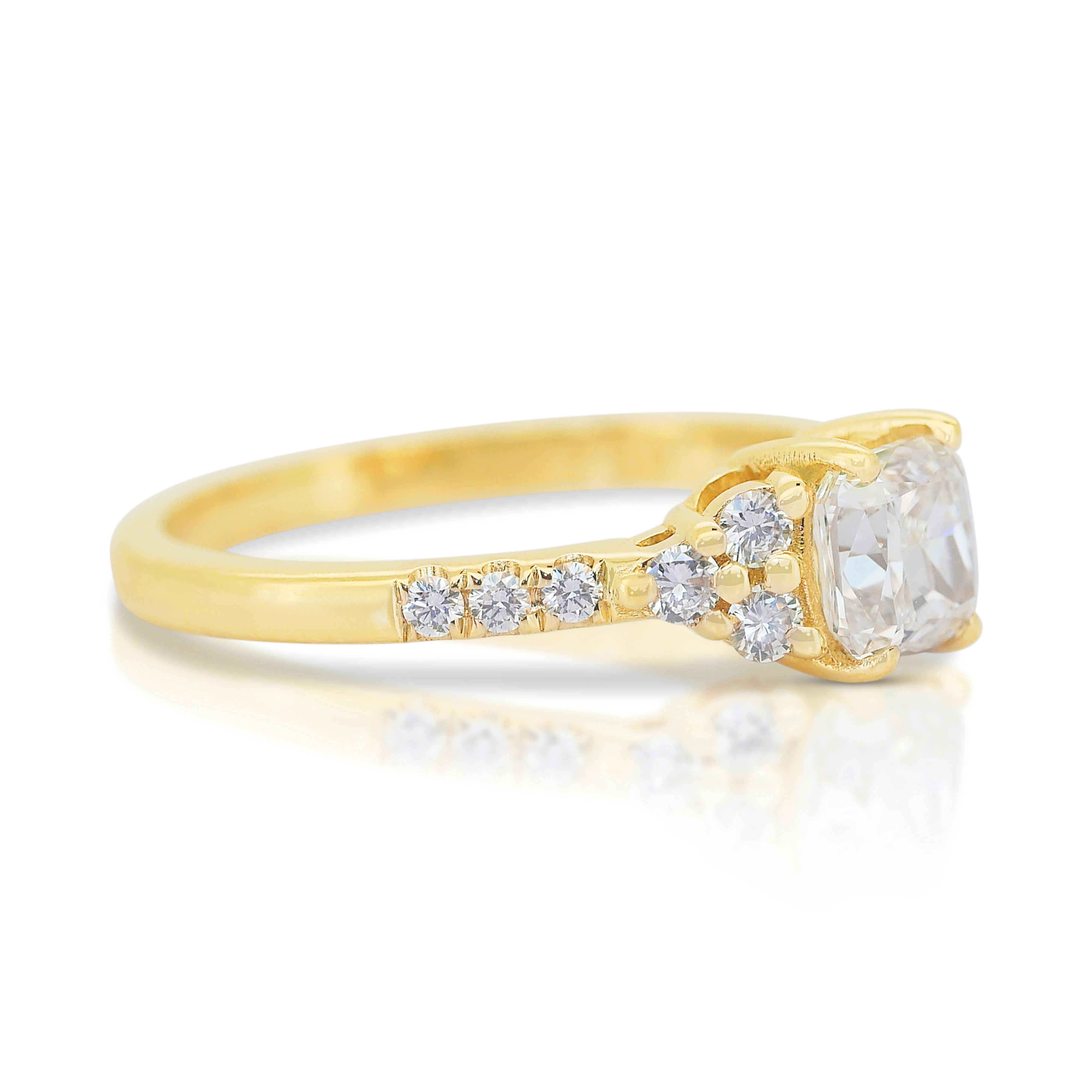 Brillant 1,20ct Diamanten Pave Ring in 18k Gelbgold - IGI zertifiziert

Erleben Sie Eleganz mit diesem Ring aus 18 Karat Gelbgold mit einem Diamanten im Kissenschliff von 0,90 Karat in der Mitte. Ergänzt wird das Herzstück durch 12 runde seitliche