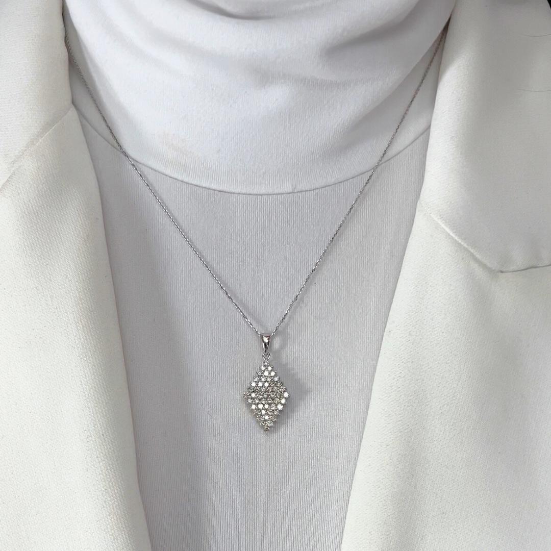 Collana di diamanti Brilliante 1,26ct con pendente in oro bianco 18k - Certificato IGI

Sofisticata e senza tempo, questa collana di diamanti in oro bianco 18 carati è impreziosita da 49 diamanti tondi brillanti per un totale di 1,26 carati. Con un