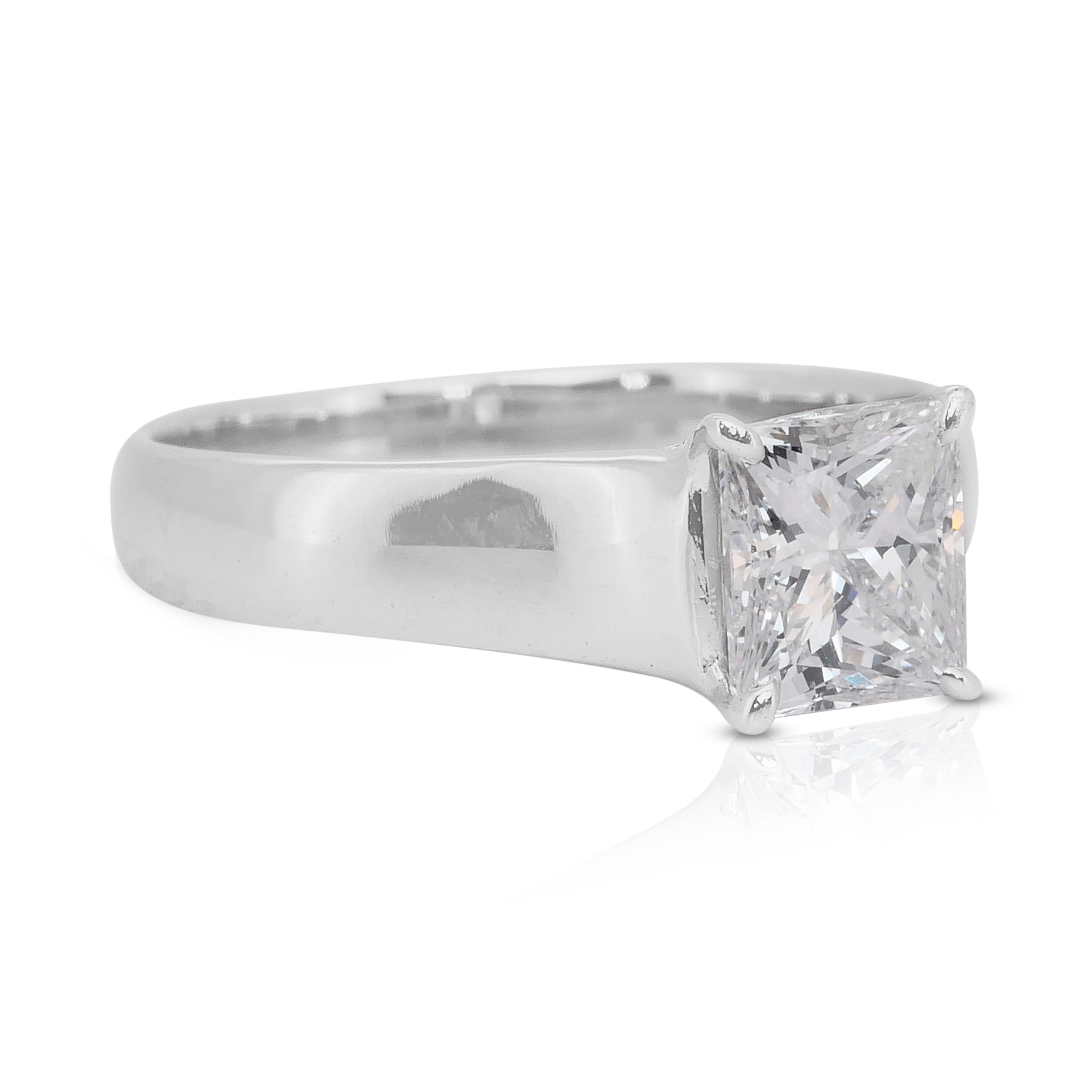 Solitär-Ring aus 18 Karat Weißgold mit Brillanten und 1,30 Karat Diamanten, IGI-zertifiziert

Dieser Solitär-Diamantring ist mit einem faszinierenden Diamanten im Prinzess-Schliff von 1,30 Karat besetzt, der in glänzendes 18-karätiges Weißgold