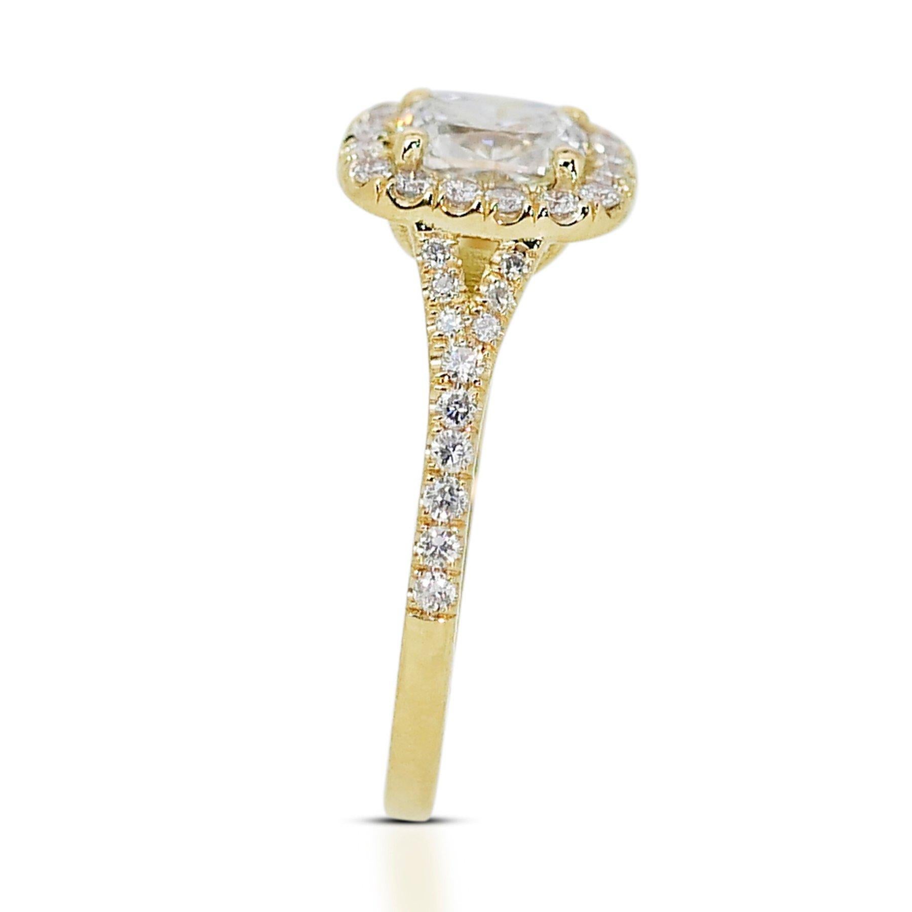 Brillant 1,33ct Diamant Halo Ring in 18k Gelbgold - GIA zertifiziert (Kissenschliff) im Angebot