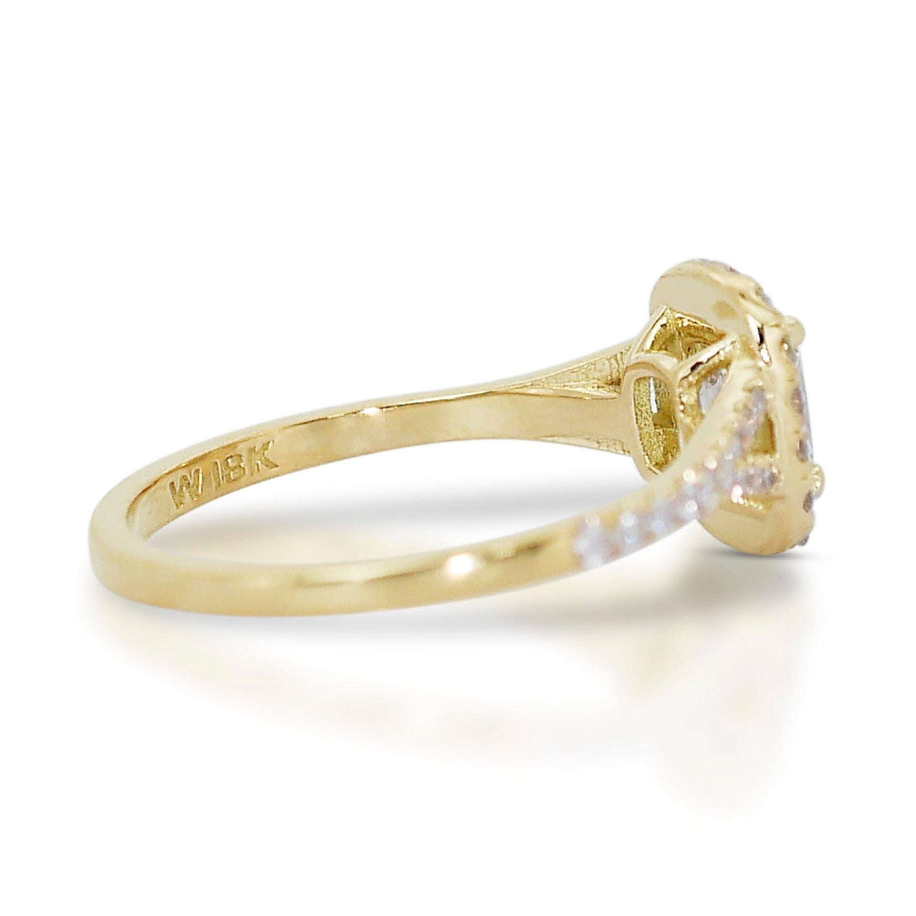 Brilliant 1.33ct Diamond Halo Ring in 18k Yellow Gold – GIA Certified In New Condition For Sale In רמת גן, IL