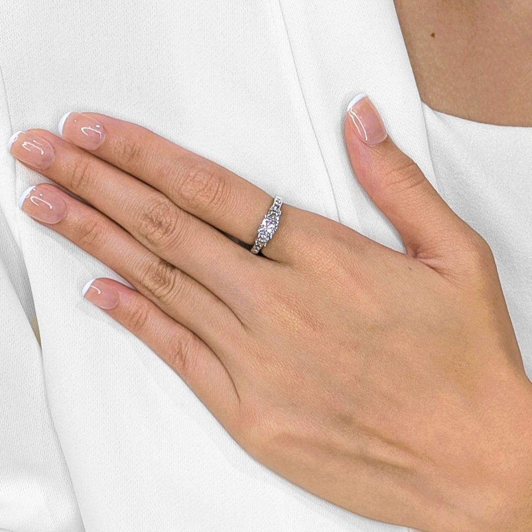 Ein raffiniertes Design, das Brillanz und Struktur in Einklang bringt. Im Mittelpunkt dieses Rings steht ein auffälliger, quadratischer Naturdiamant im modifizierten Brillantschliff von 0,74 Karat (Farbe F, Reinheit SI1). Flankiert wird der