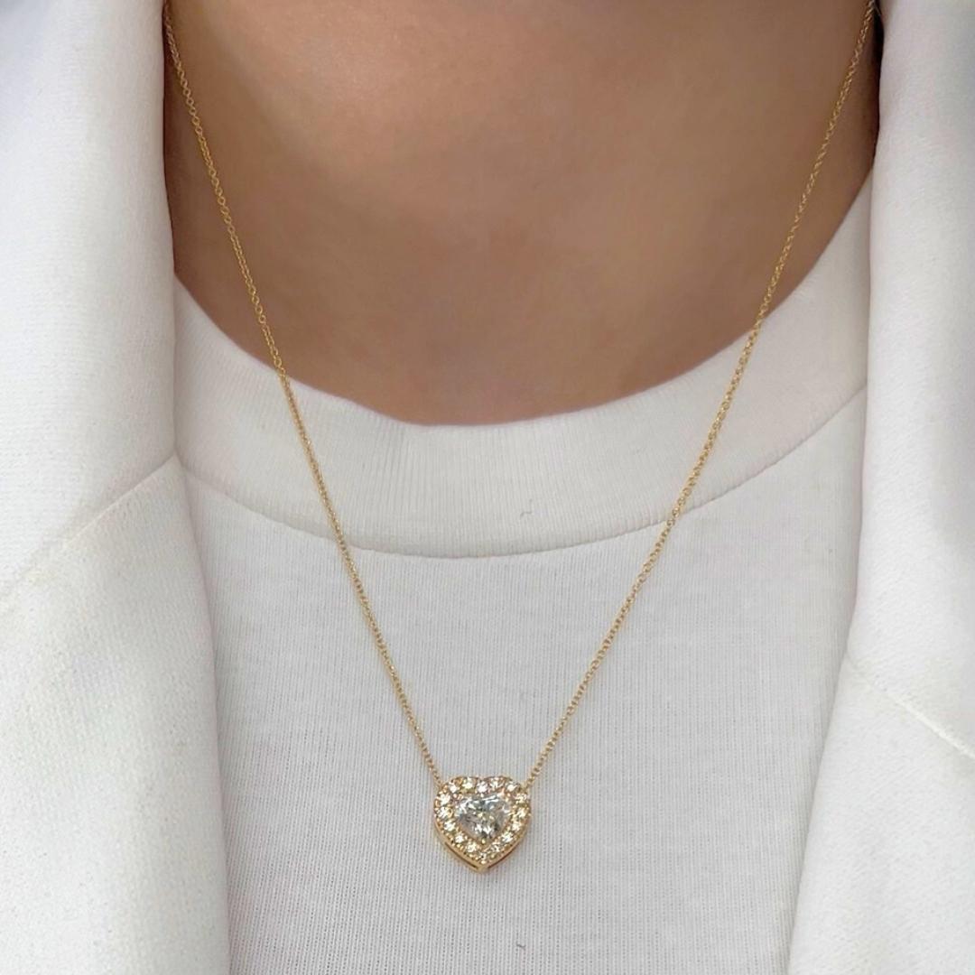 Brillante 1,38ct Diamanten Halskette mit Herzanhänger in 18k Gelbgold - IGI zertifiziert

Diese schillernde Halskette ist der Inbegriff von zeitloser Romantik. Er ist aus leuchtendem 18 Karat Gelbgold gefertigt und besticht durch einen herzförmigen