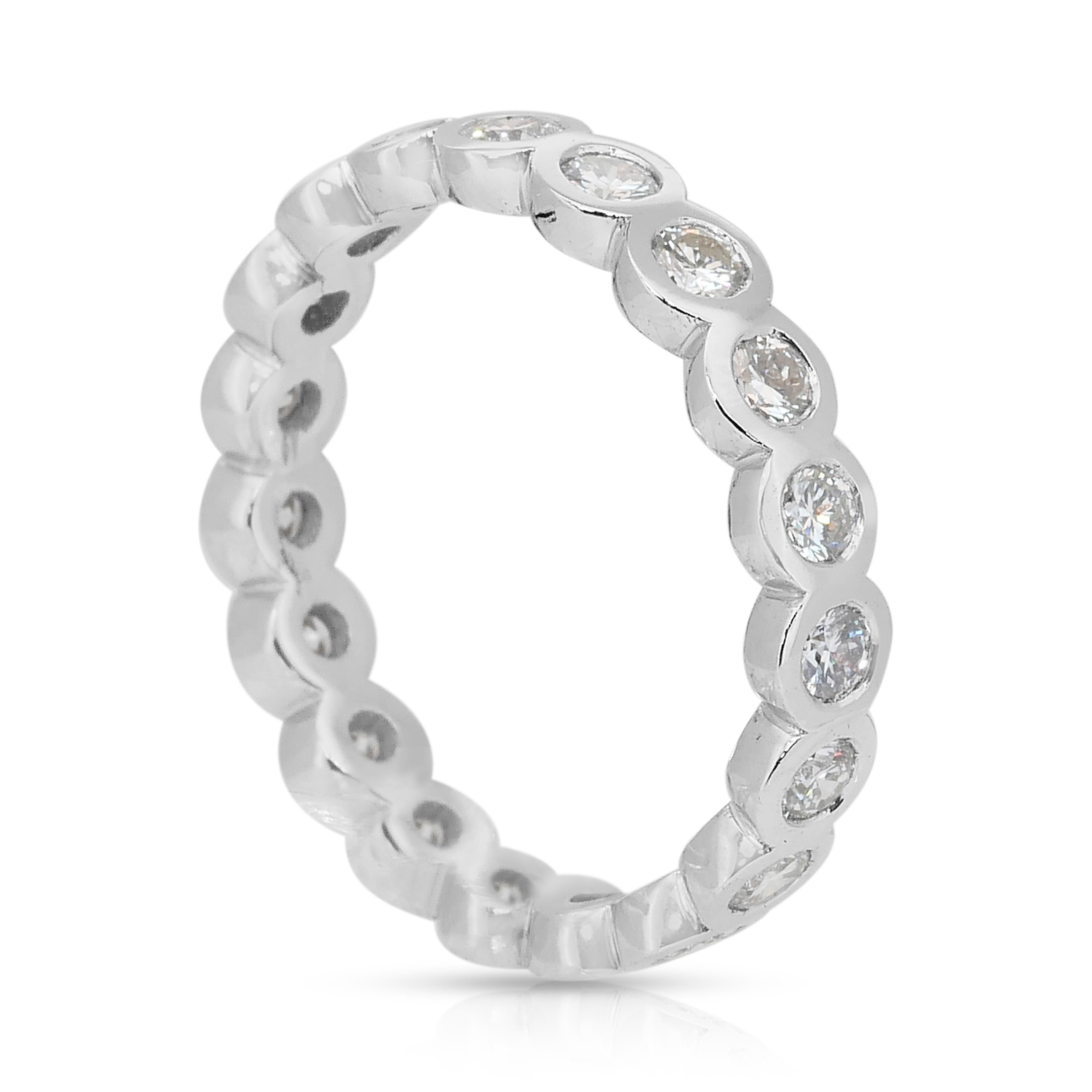 Bague d'éternité en or blanc 18 carats, diamants brillants de 1,40 ct - certifié IGI

Célébrez l'élégance éternelle avec cette superbe bague d'éternité en diamant, réalisée en or blanc 18 carats lumineux. Avec 19 diamants ronds parfaitement assortis