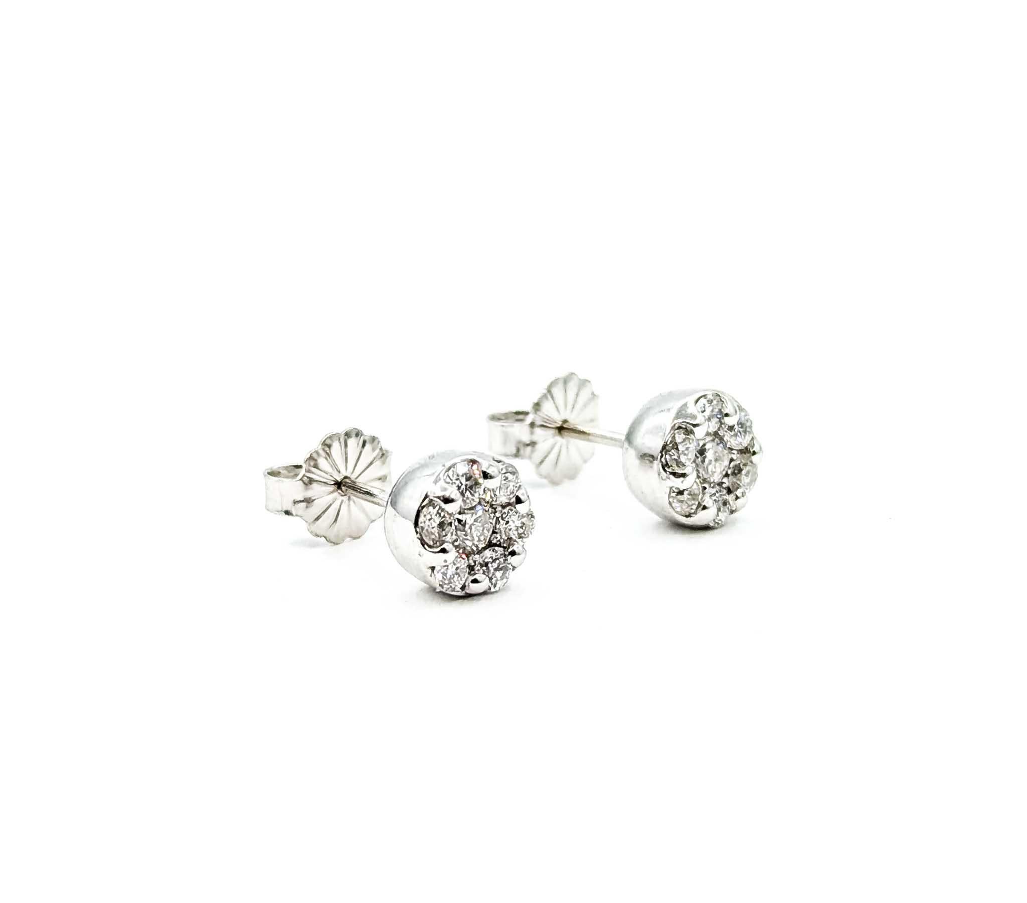 Estos deslumbrantes pendientes de diamantes están fabricados en oro blanco de 14 quilates y diseñados en un clásico estilo de racimo. Cada pendiente mide 6,5 mm de diámetro y tiene un racimo de diamantes brillantes redondos con un peso total