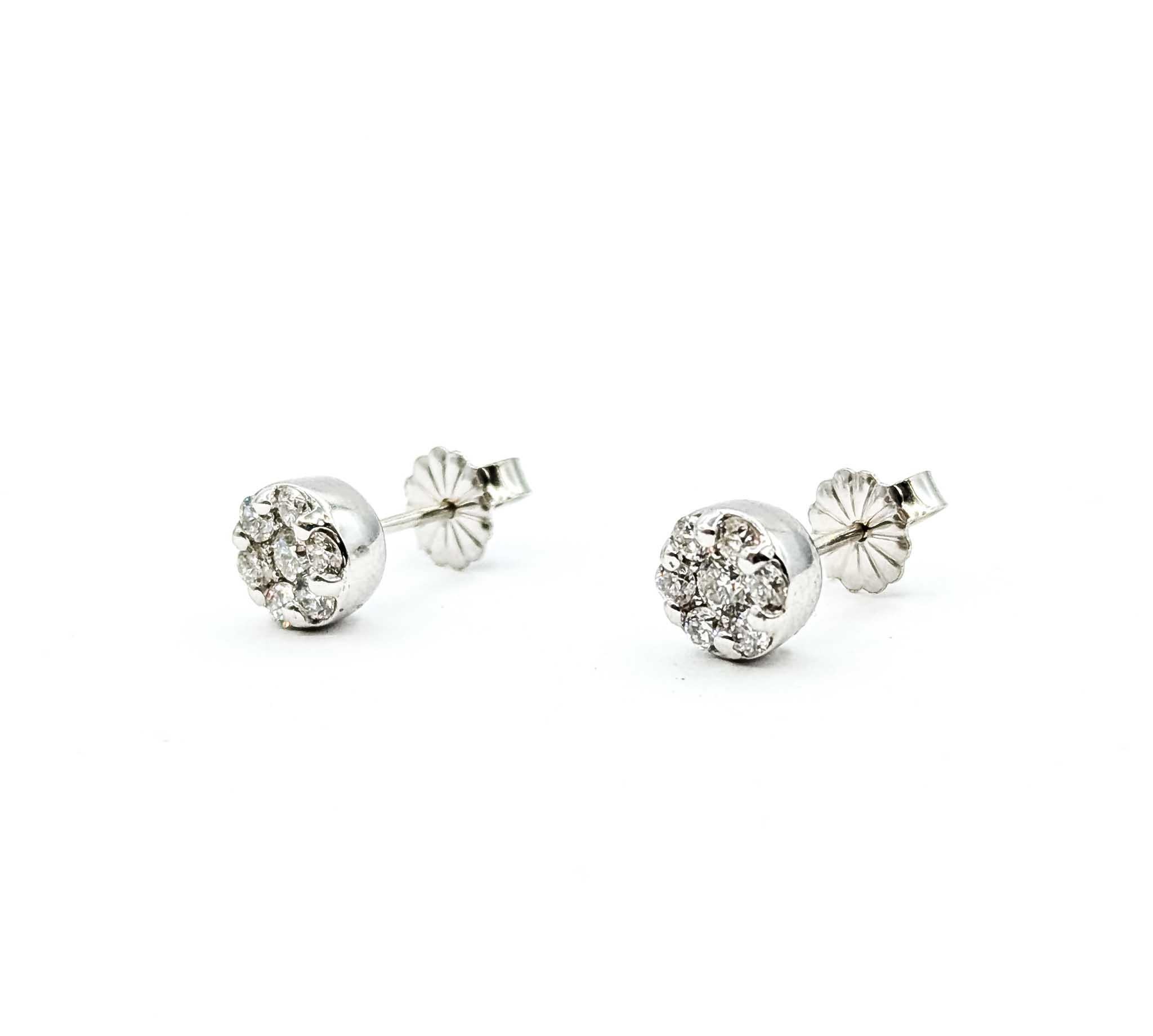 Pendientes brillantes de oro blanco de 14k con racimo de diamantes Contemporáneo en venta
