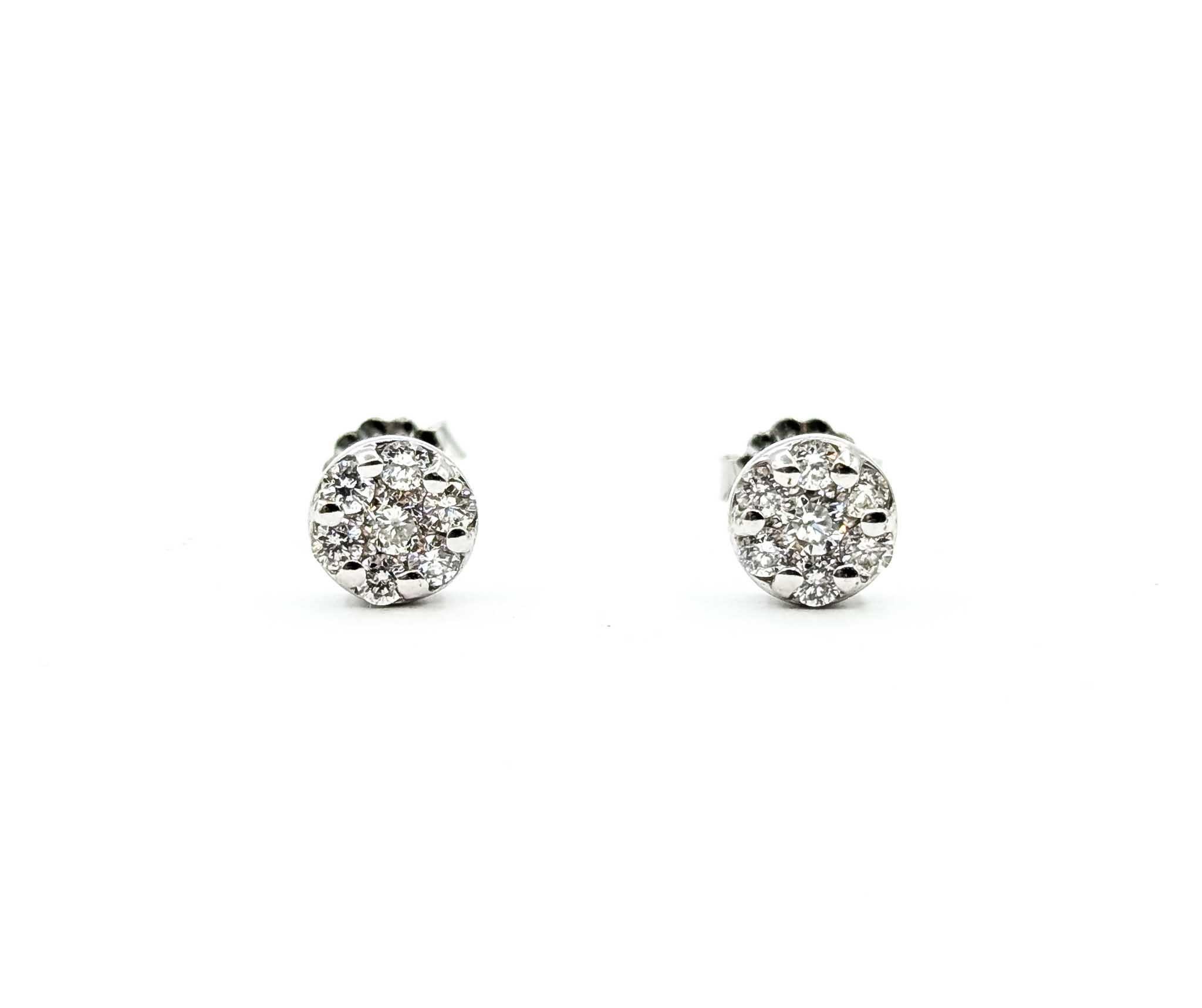 Pendientes brillantes de oro blanco de 14k con racimo de diamantes en venta 1