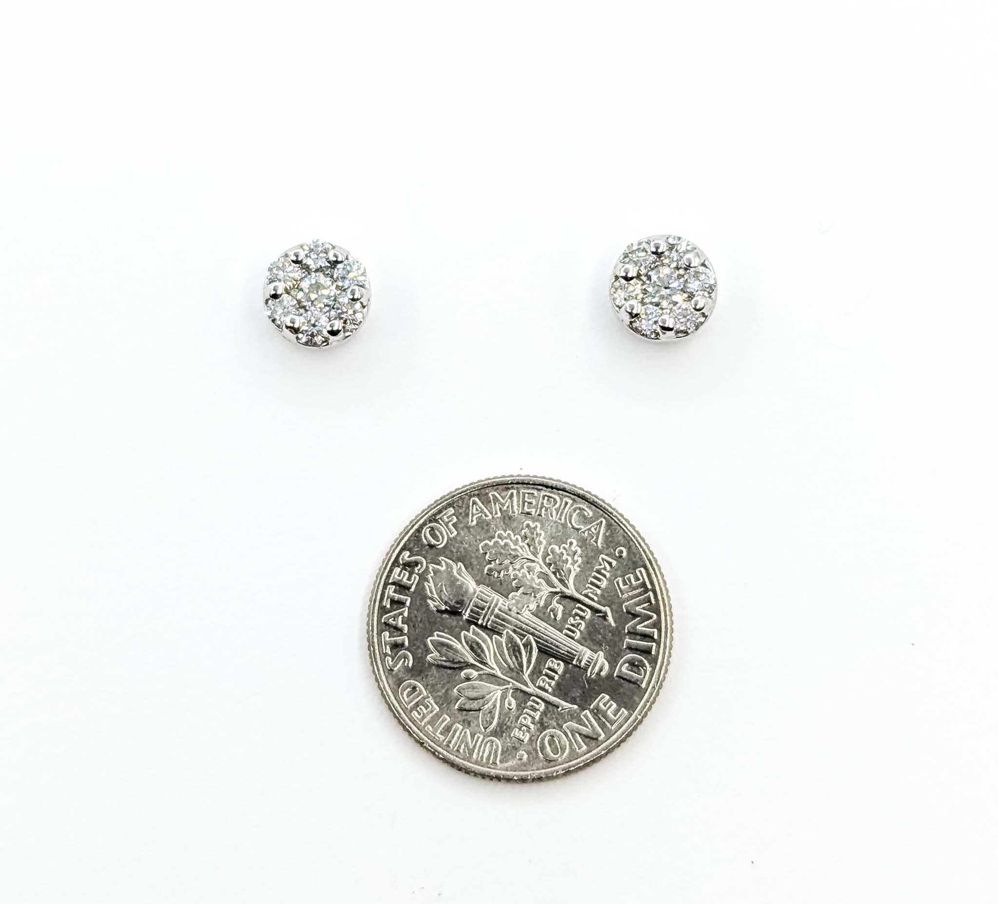 Pendientes brillantes de oro blanco de 14k con racimo de diamantes en venta 3