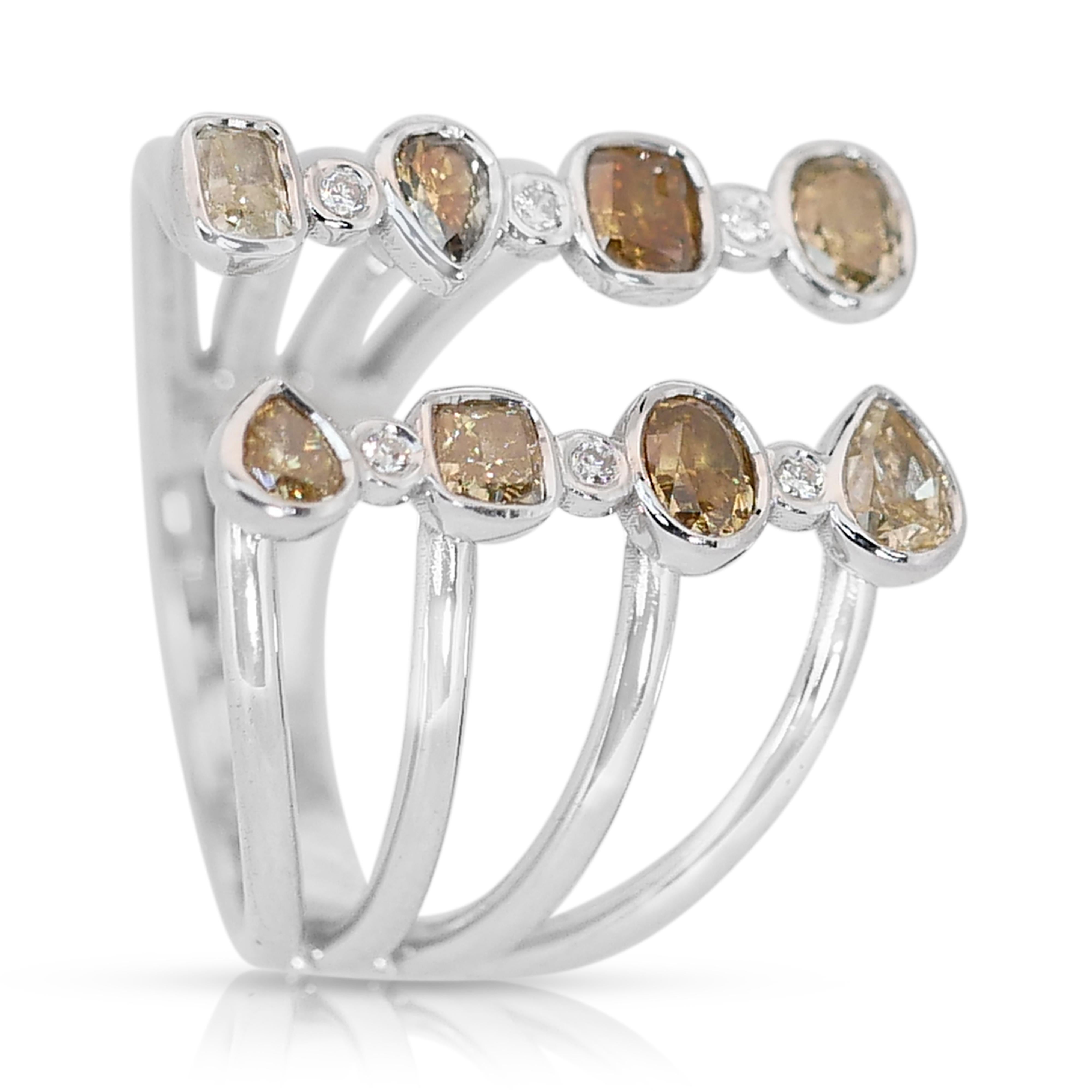 Brillant 14k Weißgold Fancy Colored Diamond Ring w/1,64 ct - AIG zertifiziert

Dieser einzigartige Ring aus 14 Karat Weißgold besteht aus einem Ensemble von 8 Diamanten in verschiedenen Formen mit insgesamt 1,52 Karat. Die 8 seitlichen Diamanten,