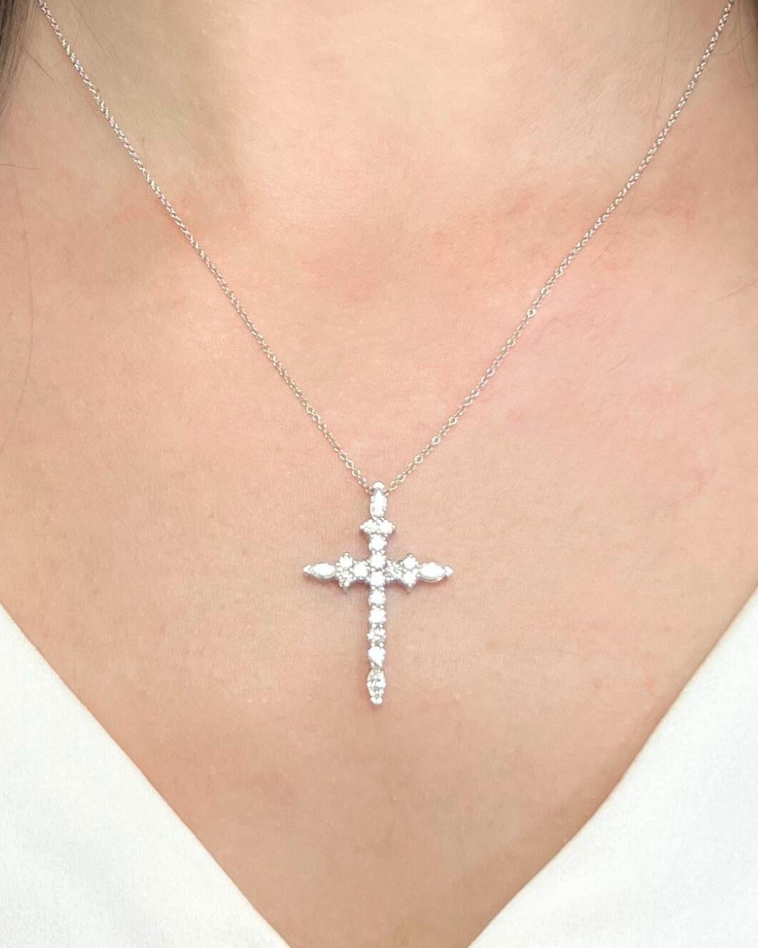 Collana di diamanti Brilliante 1,62ct con ciondolo a croce in oro bianco 18k - Certificato IGI

Un'accattivante armonia di brillantezza ed eleganza, questa collana in oro bianco 18 carati presenta 15 splendidi diamanti rotondi da 1,26 carati in