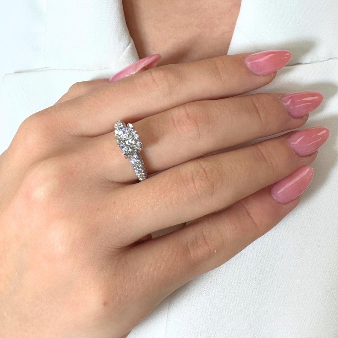 Brilliant 1.75ct Diamonds Pave Ring in 18k White Gold - IGI Certified en vente 5