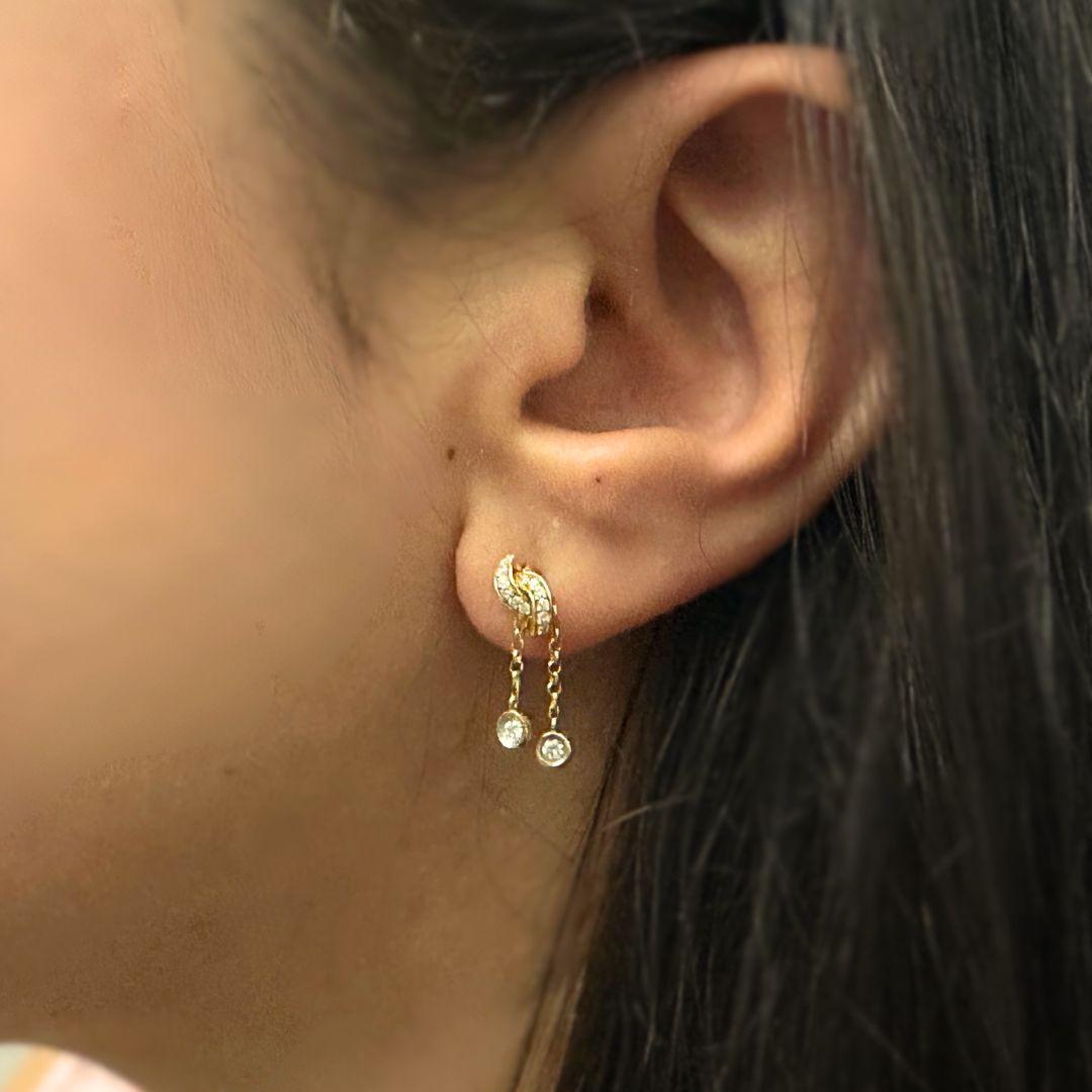 Werten Sie Ihre Schmucksammlung mit diesen atemberaubenden Ohrringen aus 18 Karat Gelbgold auf, die mit funkelnden Diamanten verziert sind und einen Hauch von Eleganz versprühen. Die Ohrringe zeichnen sich durch ein raffiniertes Design aus, bei dem