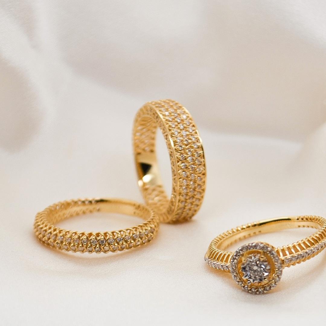 Brilliant 18K Gold Eternity Band with Multi-Diamond Design In New Condition For Sale In Ridgefield, CT