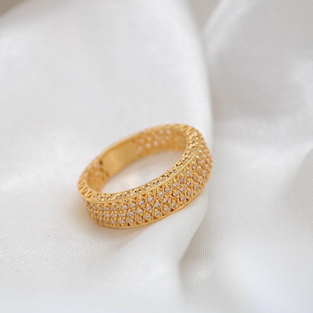 Contemporary Brilliant 18K Gold Eternity Band with Multi-Diamond Design For Sale