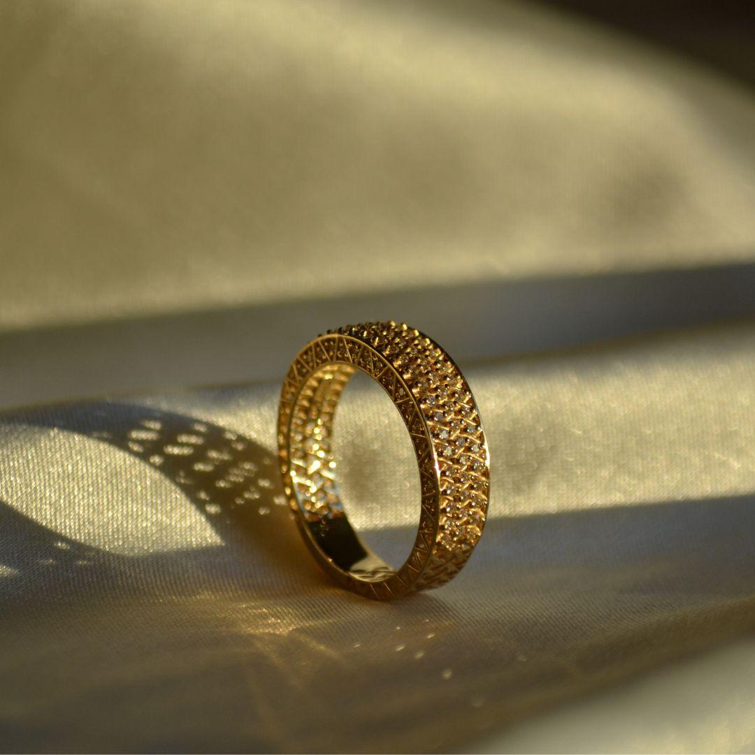 Women's or Men's Brilliant 18K Gold Eternity Band with Multi-Diamond Design For Sale