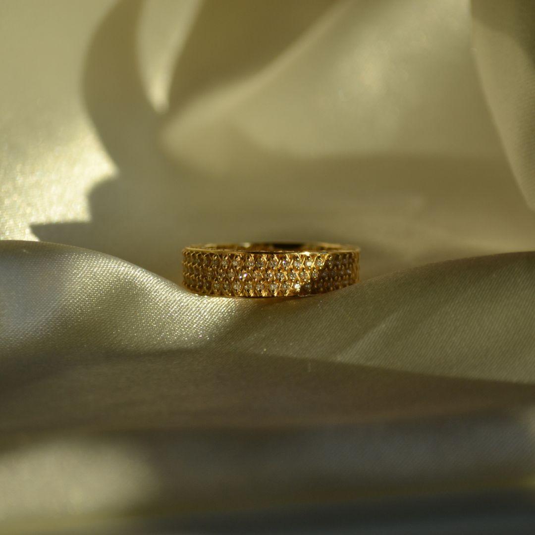 Brilliant 18K Gold Eternity Band with Multi-Diamond Design For Sale 1