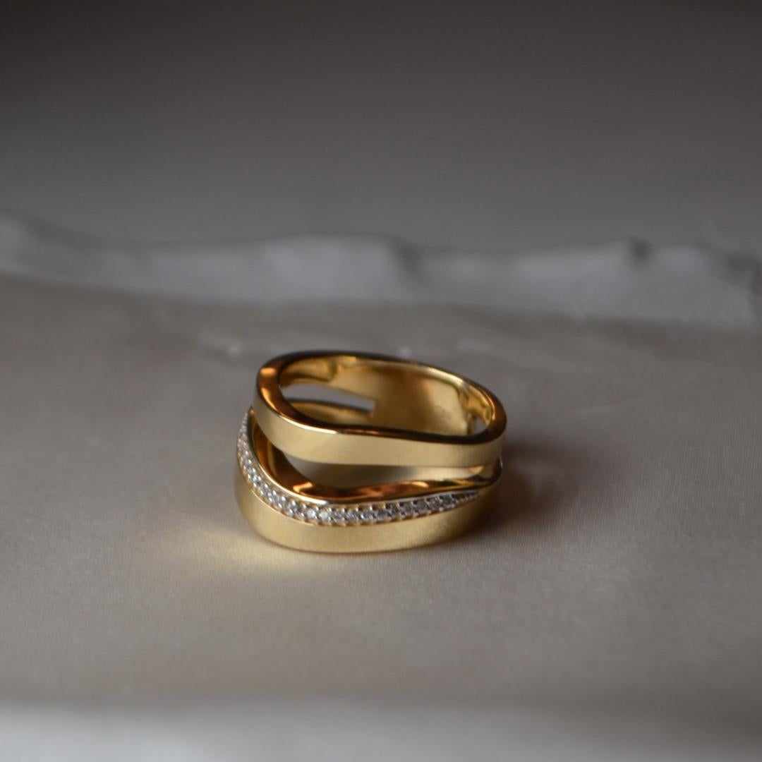 Round Cut Brilliant 18K Gold Wave Diamond Band Ring For Sale