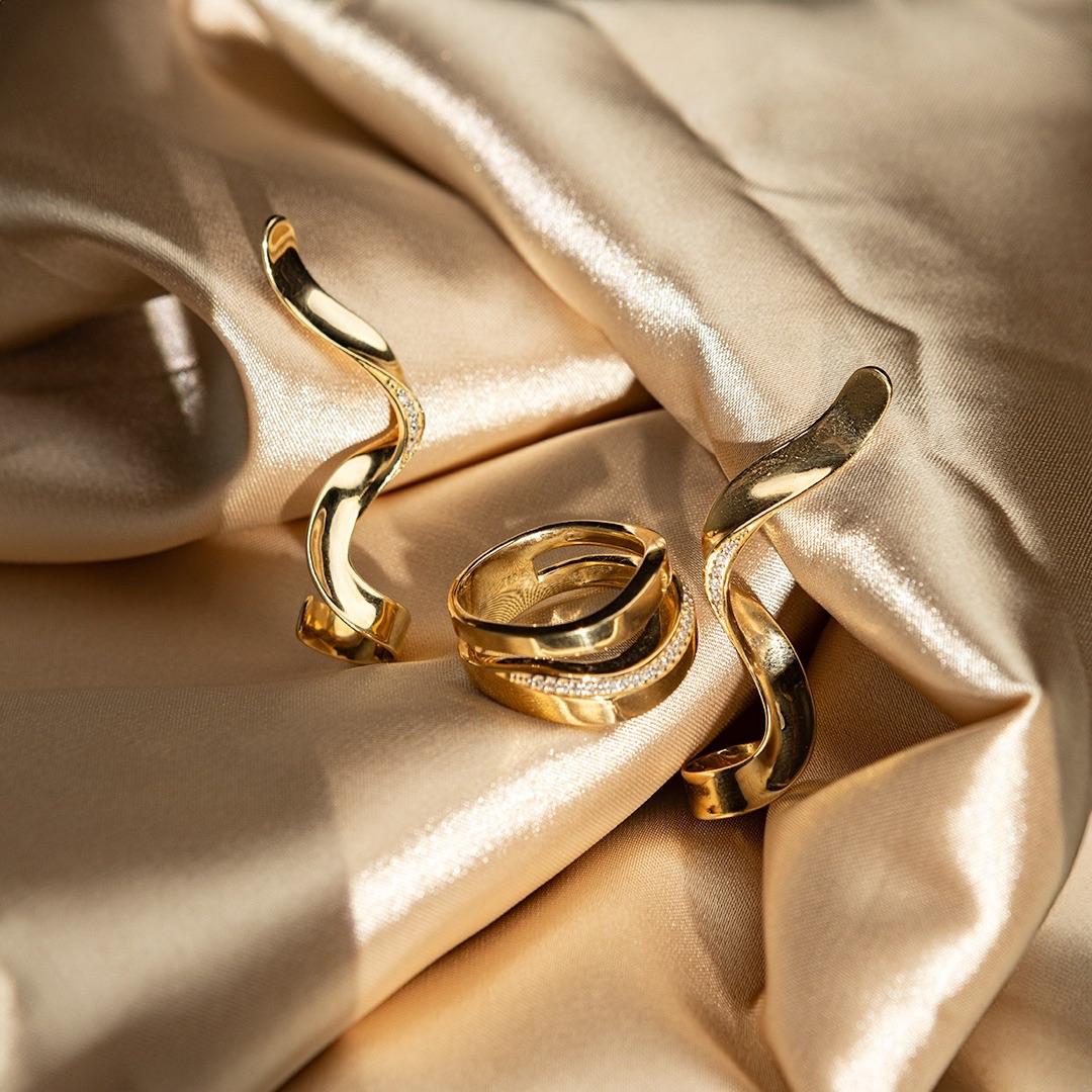 Brilliant 18K Gold Wave Diamond Band Ring In New Condition For Sale In Ridgefield, CT
