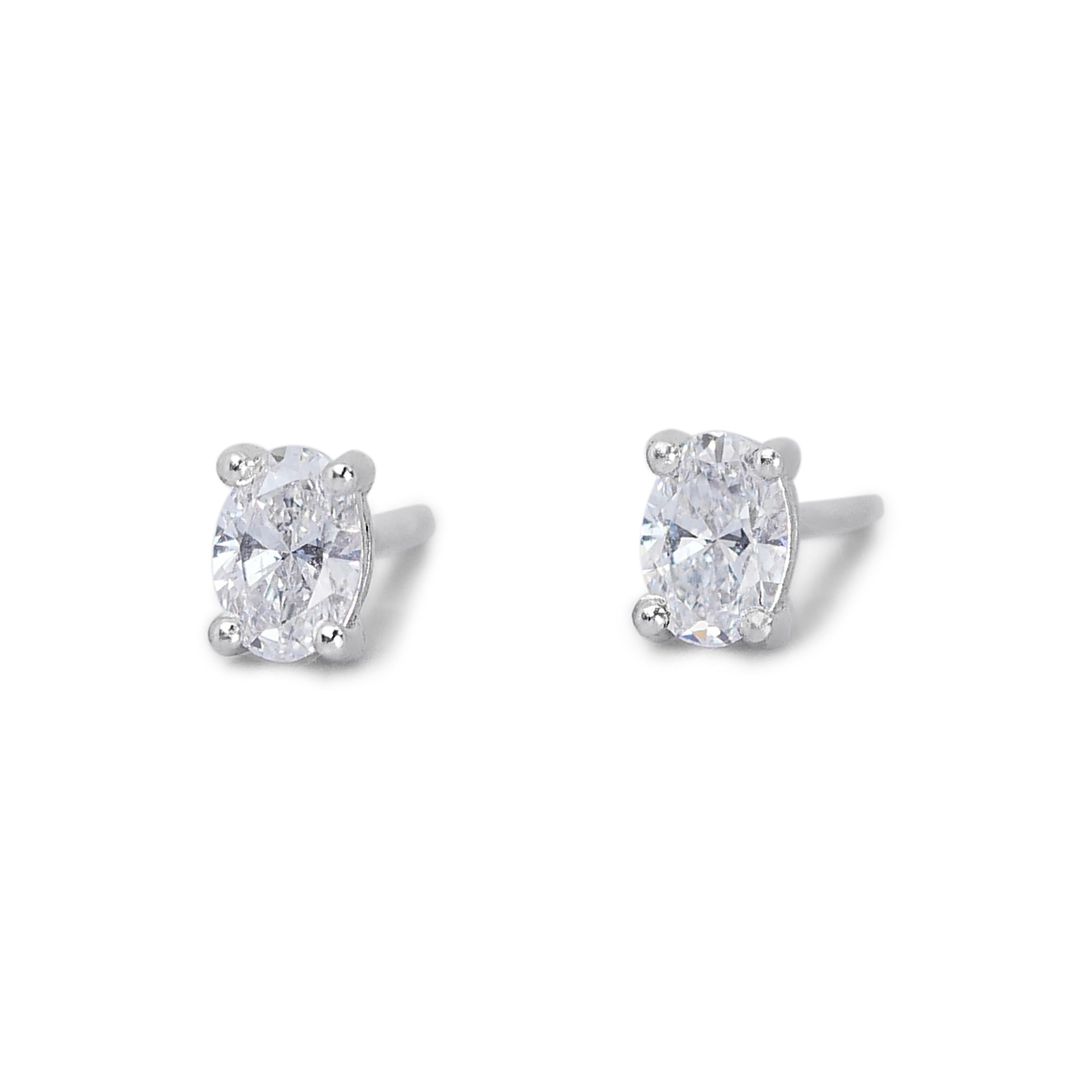 Brilliant 18K White Gold Natural Diamonds Stud Earrings w/1.41 Carat - GIA Certified

Featuring our 18K White Gold Natural Diamonds Stud Earrings with total of 1.41 carats of sparkling diamonds. Each earring boasts a stunning center stone,