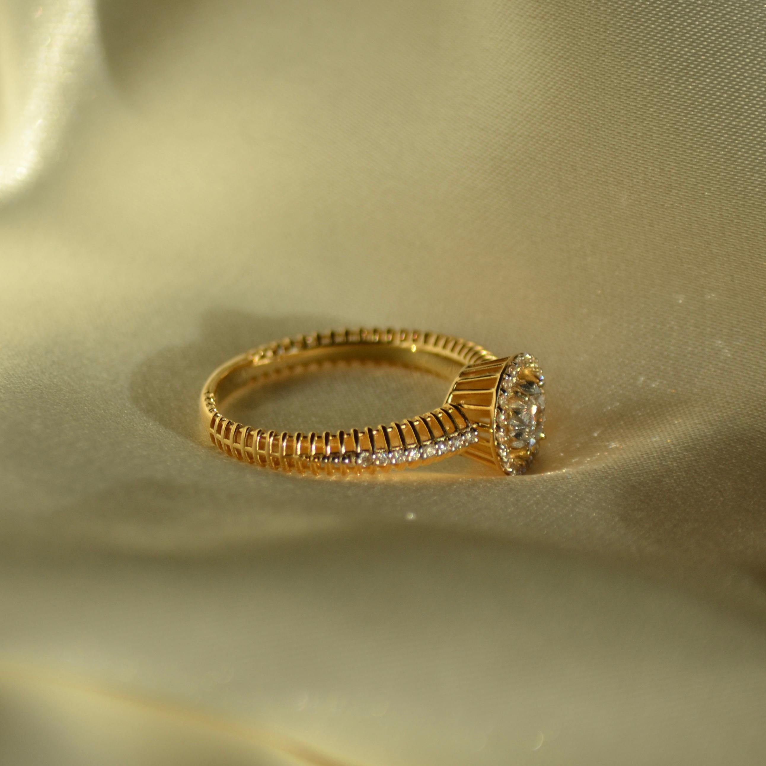 Anillo de compromiso brillante con halo de diamantes y oro amarillo de 18 quilates Contemporáneo en venta