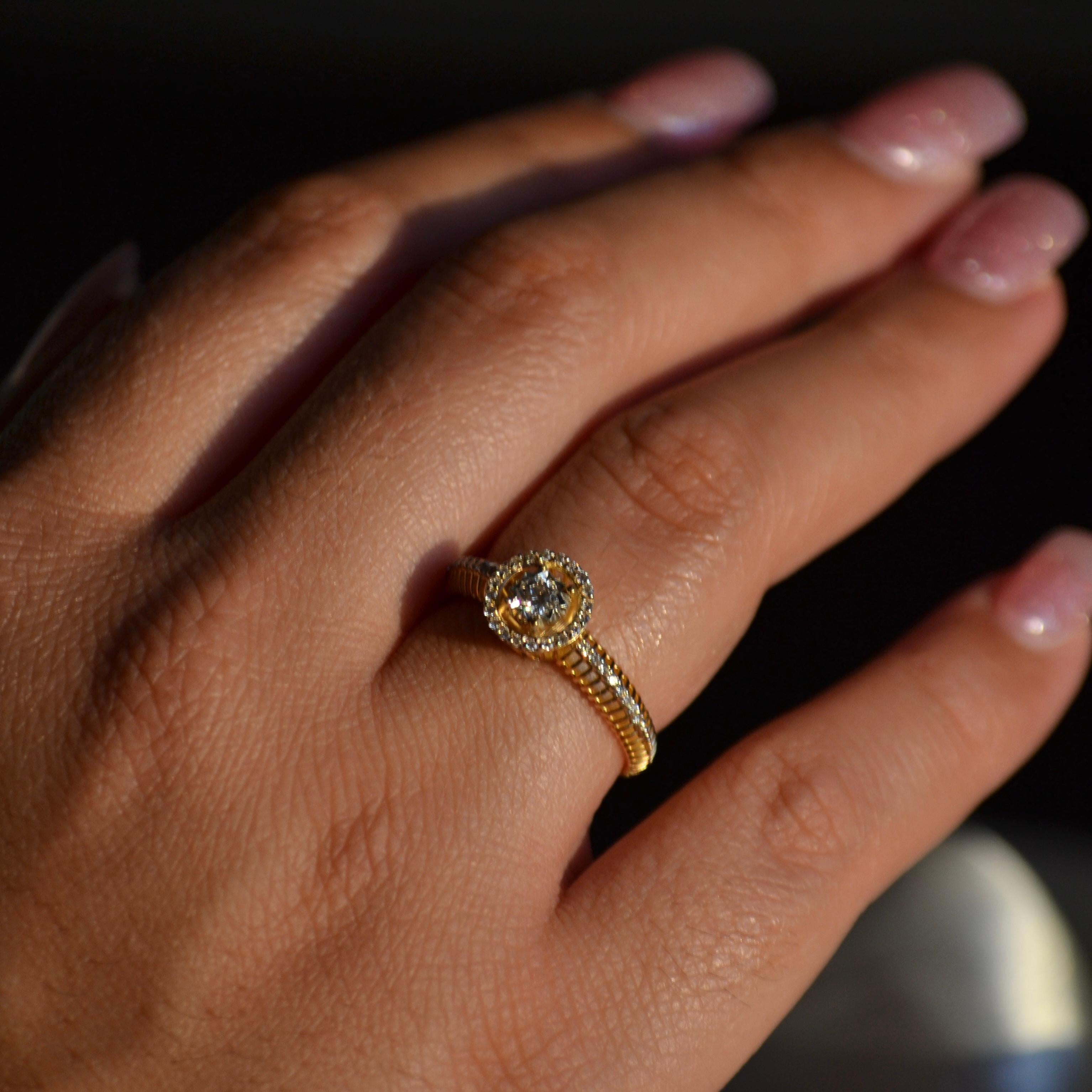 Anillo de compromiso brillante con halo de diamantes y oro amarillo de 18 quilates Corte redondo en venta