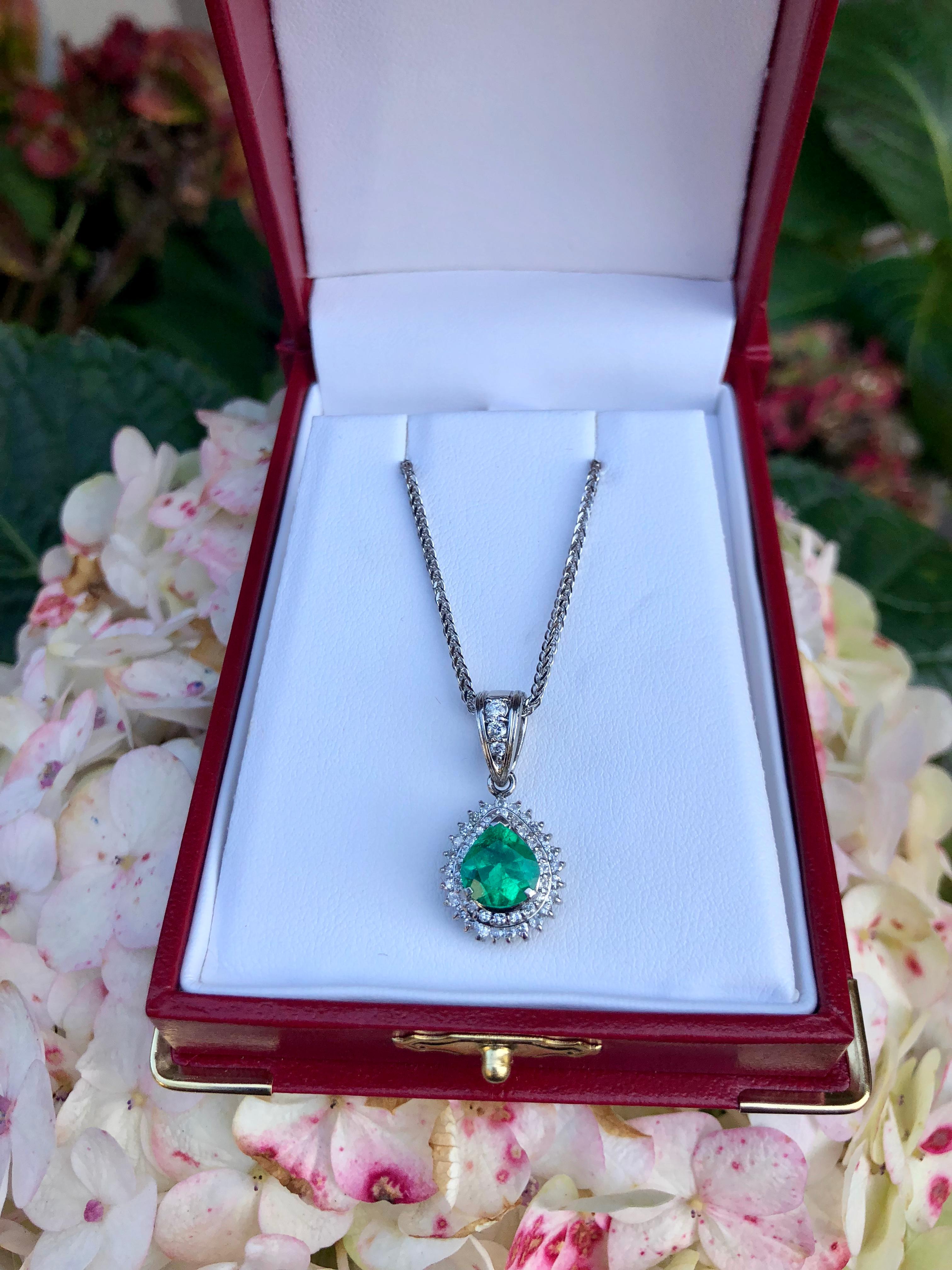 2 carat emerald necklace