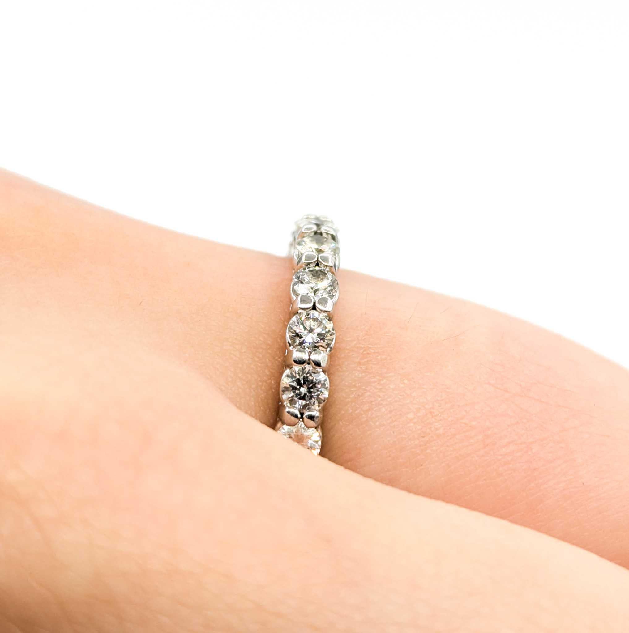 Nous vous présentons notre superbe bague de mode nuptiale, méticuleusement fabriquée en 14kw. Cette bague est ornée de 2,00ctw de diamants à couper le souffle, d'une pureté VS-SI enchanteresse et d'une teinte blanche presque incolore. Actuellement,
