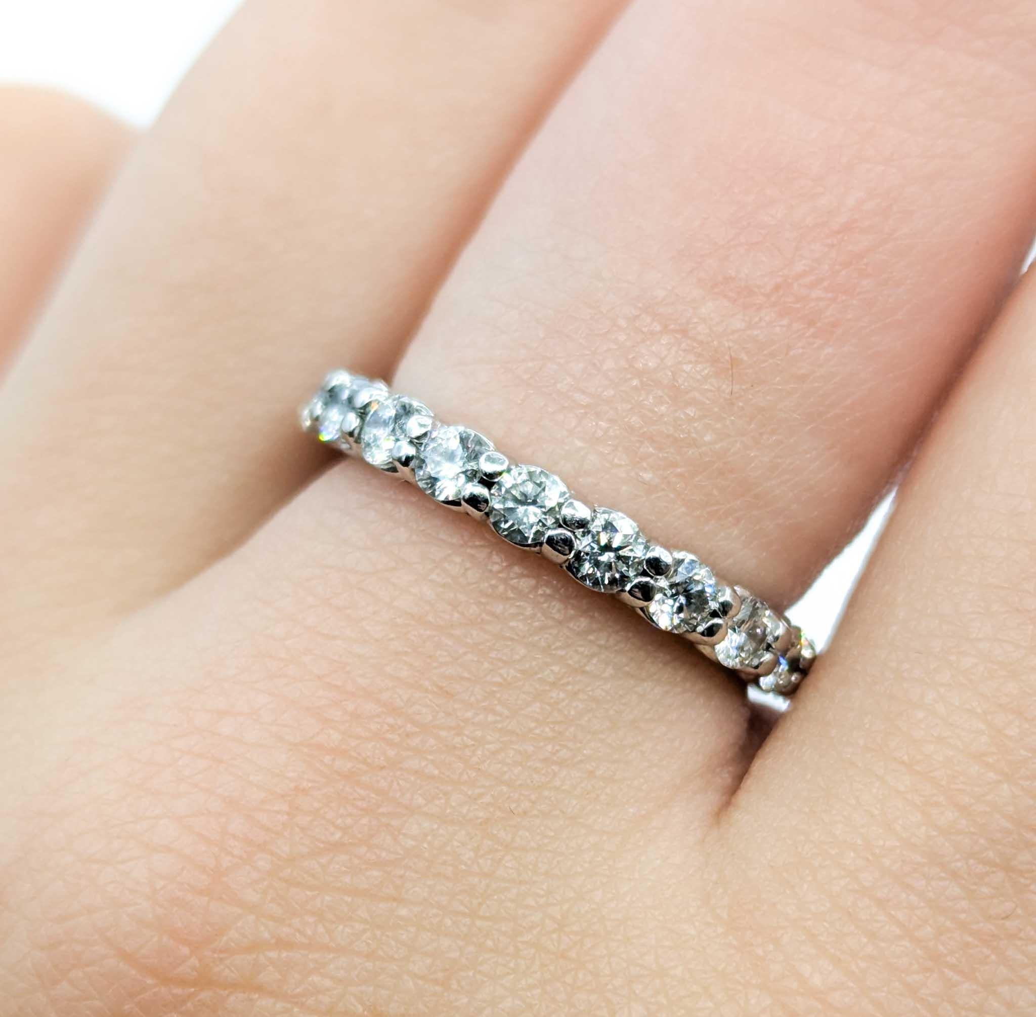 Contemporain Brilliante 2.00ctw Diamond Eternity Band en or blanc 14k en vente