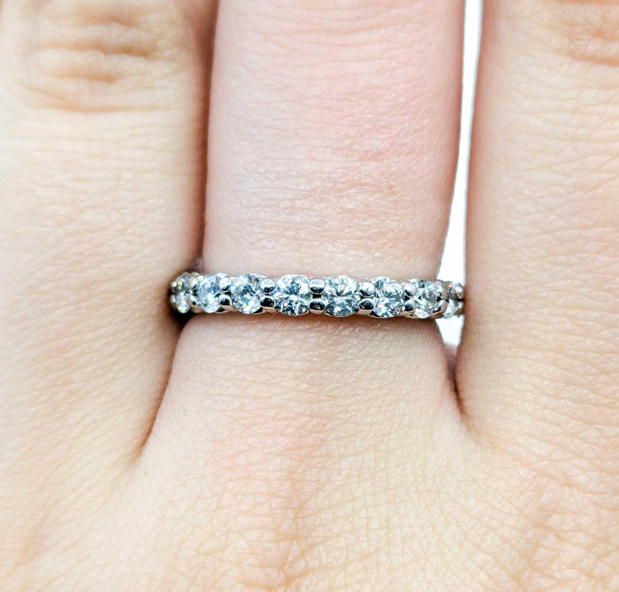 Taille ronde Brilliante 2.00ctw Diamond Eternity Band en or blanc 14k en vente