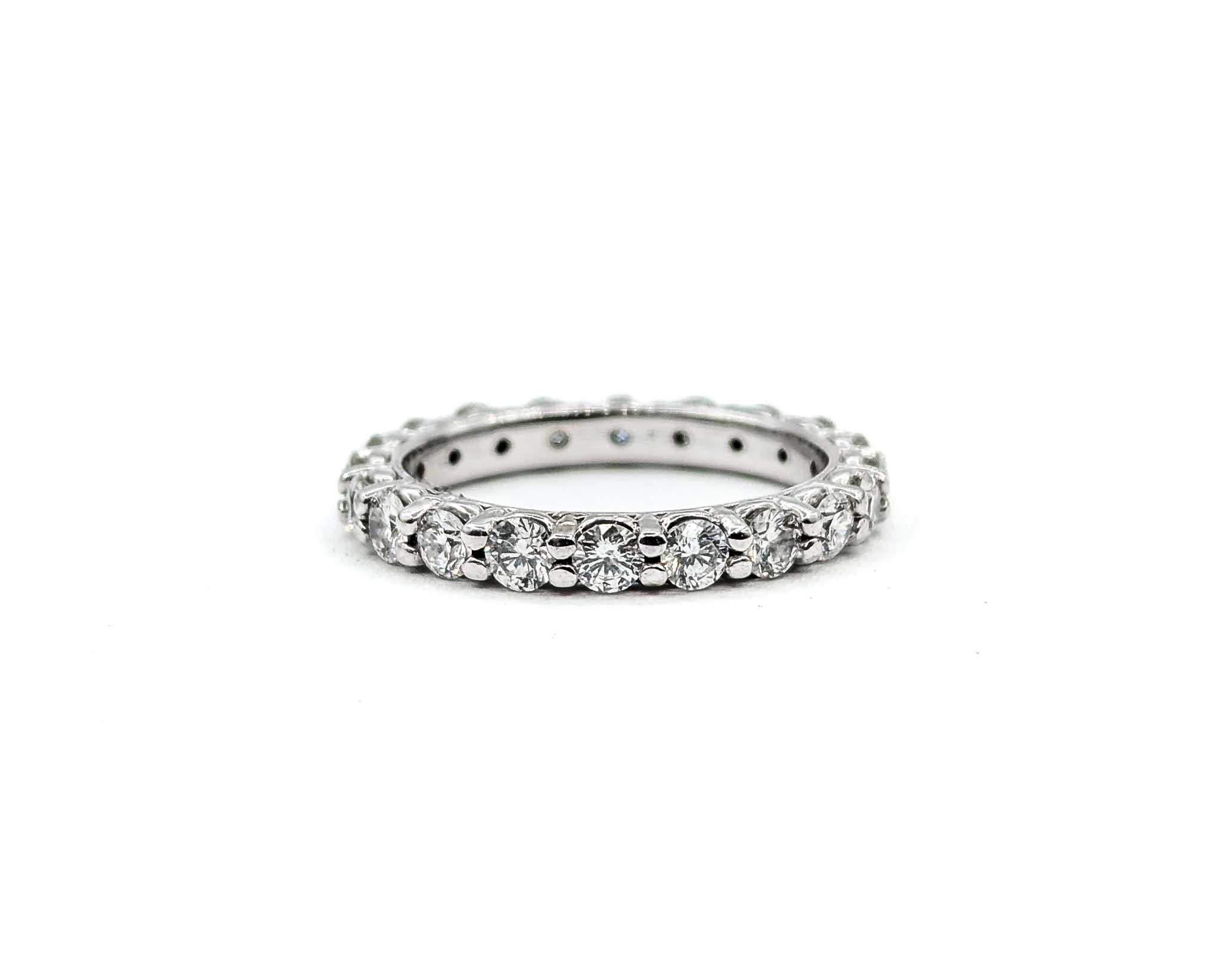 Brilliante 2.00ctw Diamond Eternity Band en or blanc 14k Excellent état - En vente à Bloomington, MN