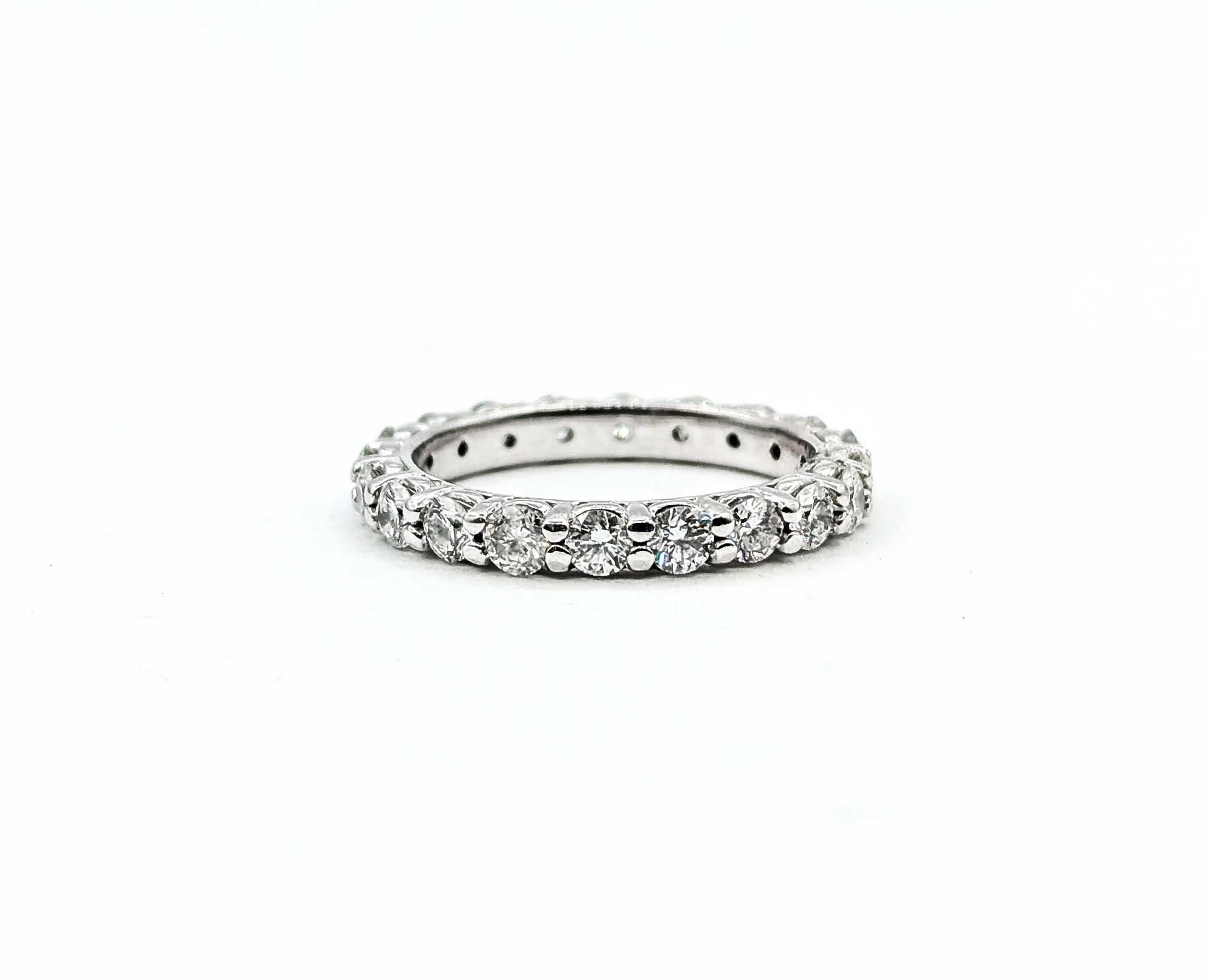 Brilliante 2.00ctw Diamond Eternity Band en or blanc 14k Pour femmes en vente