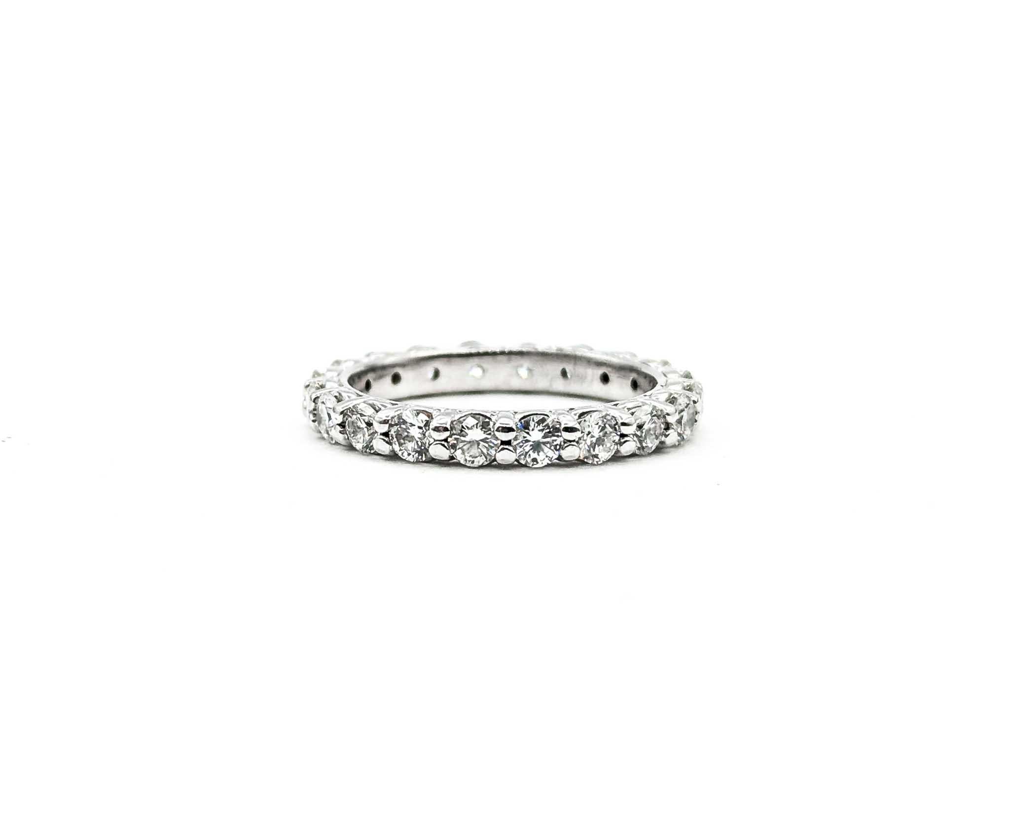Brilliante 2.00ctw Diamond Eternity Band en or blanc 14k en vente 1