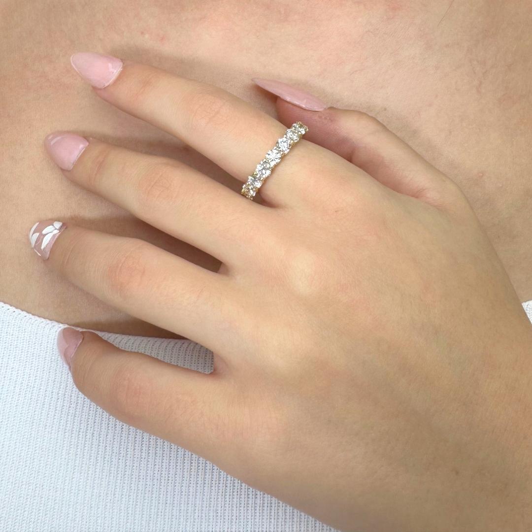 Bague demi-éternité en or jaune 18 carats, diamants brillants de 2,25 carats - certifié IGI

Un équilibre étonnant entre chaleur et brillance, cette bague en or jaune 18 carats comporte 10 diamants ronds d'une valeur totale de 2,25 carats. La très