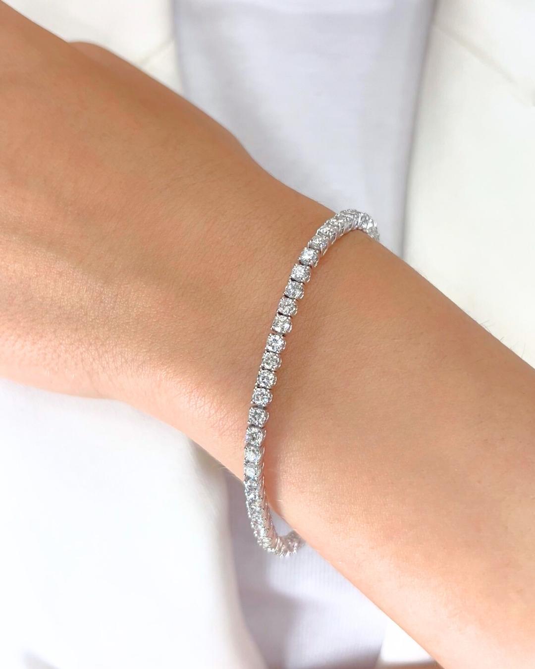 Brilliant 6.46ct Diamonds Tennis Bracelet in 18k White Gold - IGI Certified

Elevate your elegance with this exquisite diamond tennis bracelet, crafted from polished 18k white gold and adorned with 55 perfectly matched round brilliant diamonds