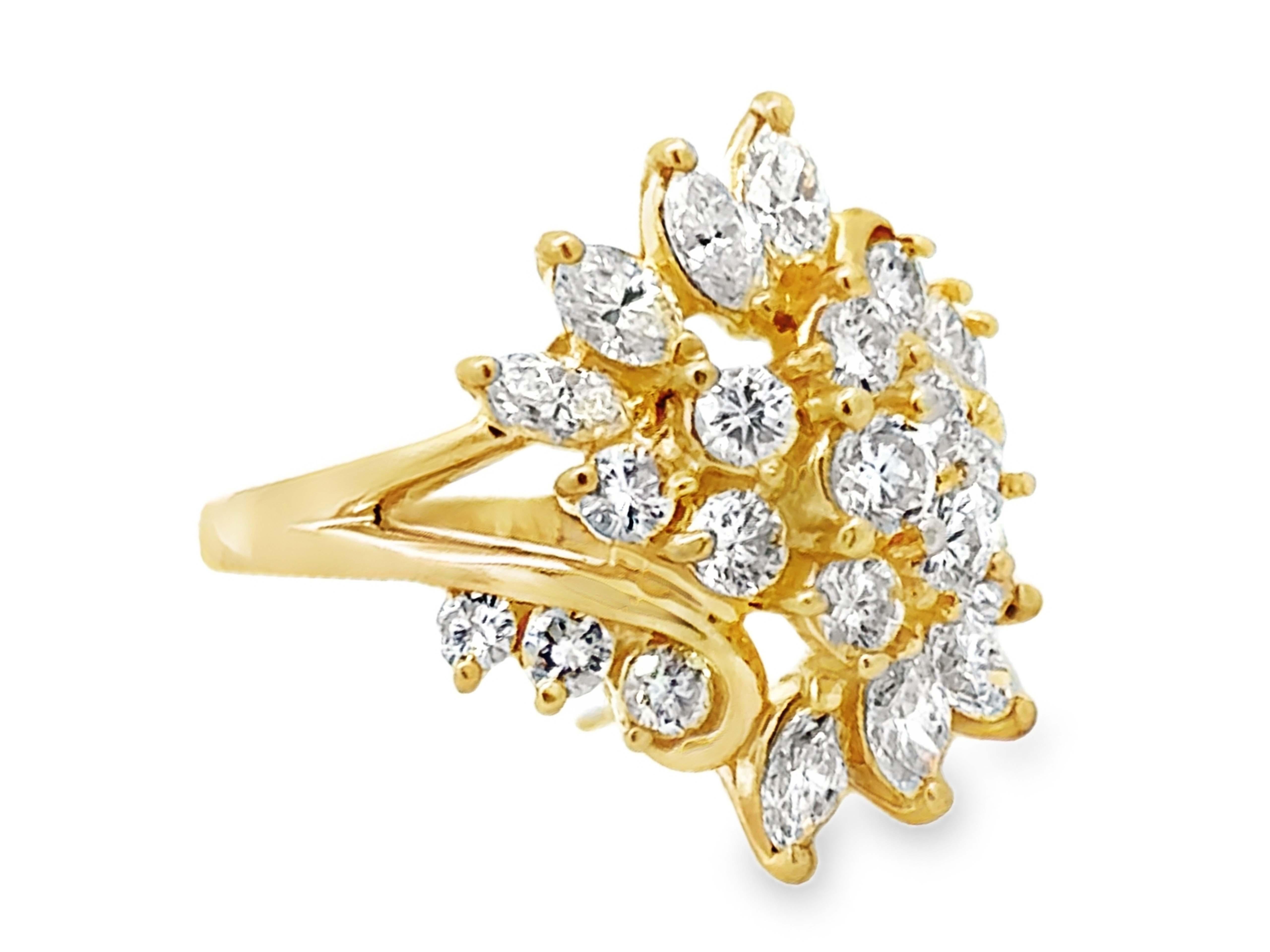 Taille brillant Bague en or jaune 14k à large grappe de diamants brillants et marquise en vente