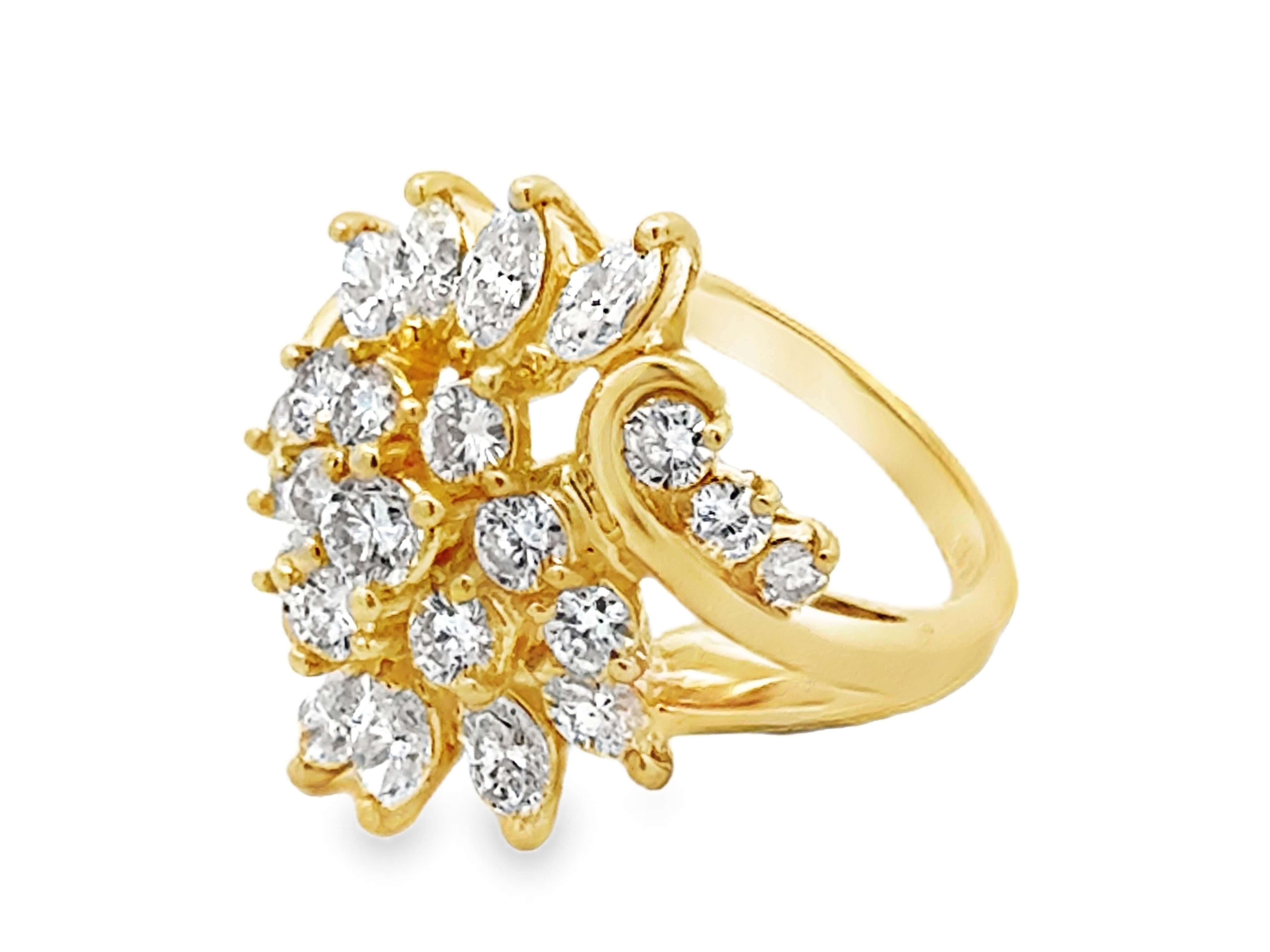 Bague en or jaune 14k à large grappe de diamants brillants et marquise Excellent état - En vente à Honolulu, HI
