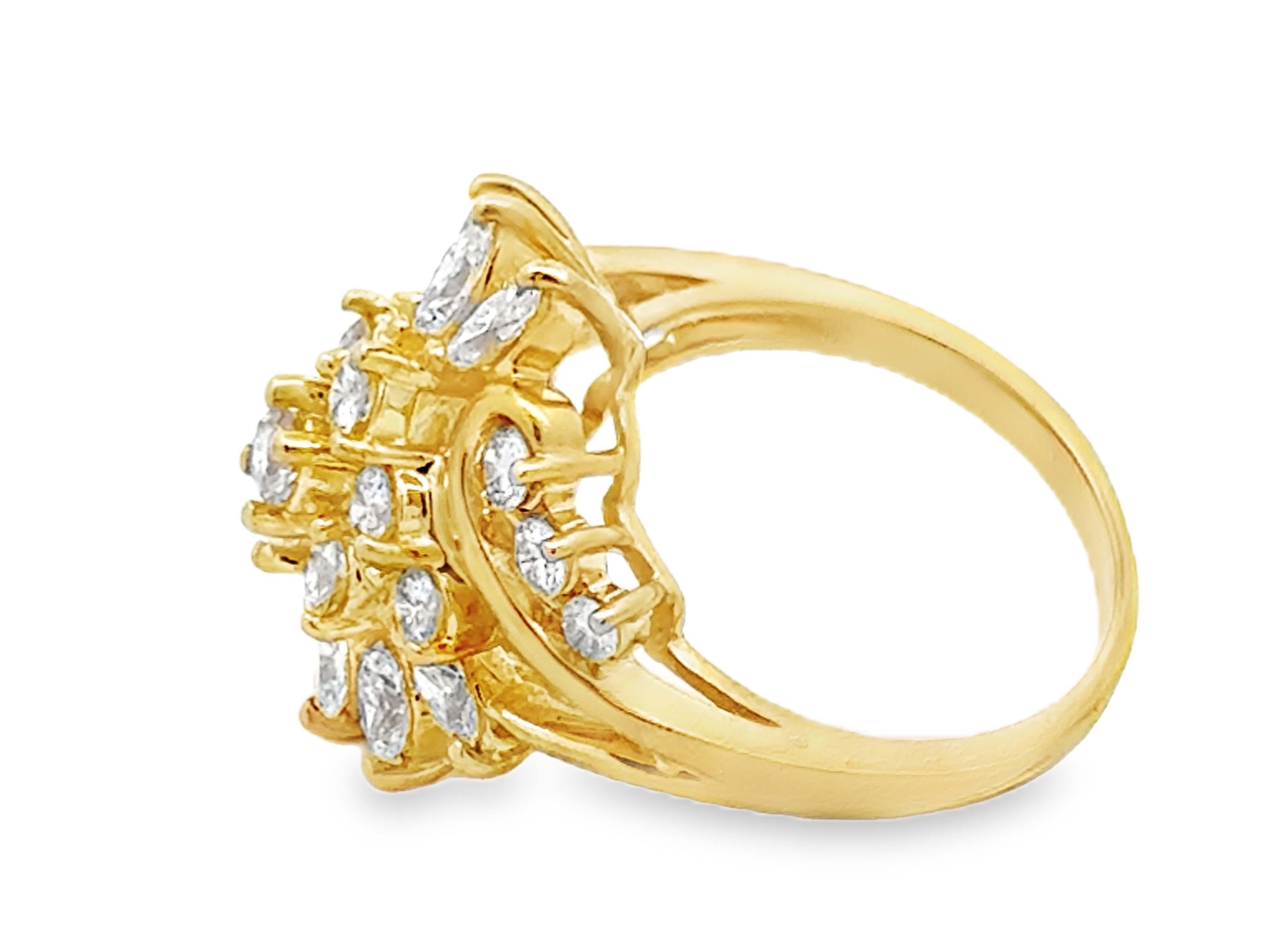Bague en or jaune 14k à large grappe de diamants brillants et marquise en vente 1