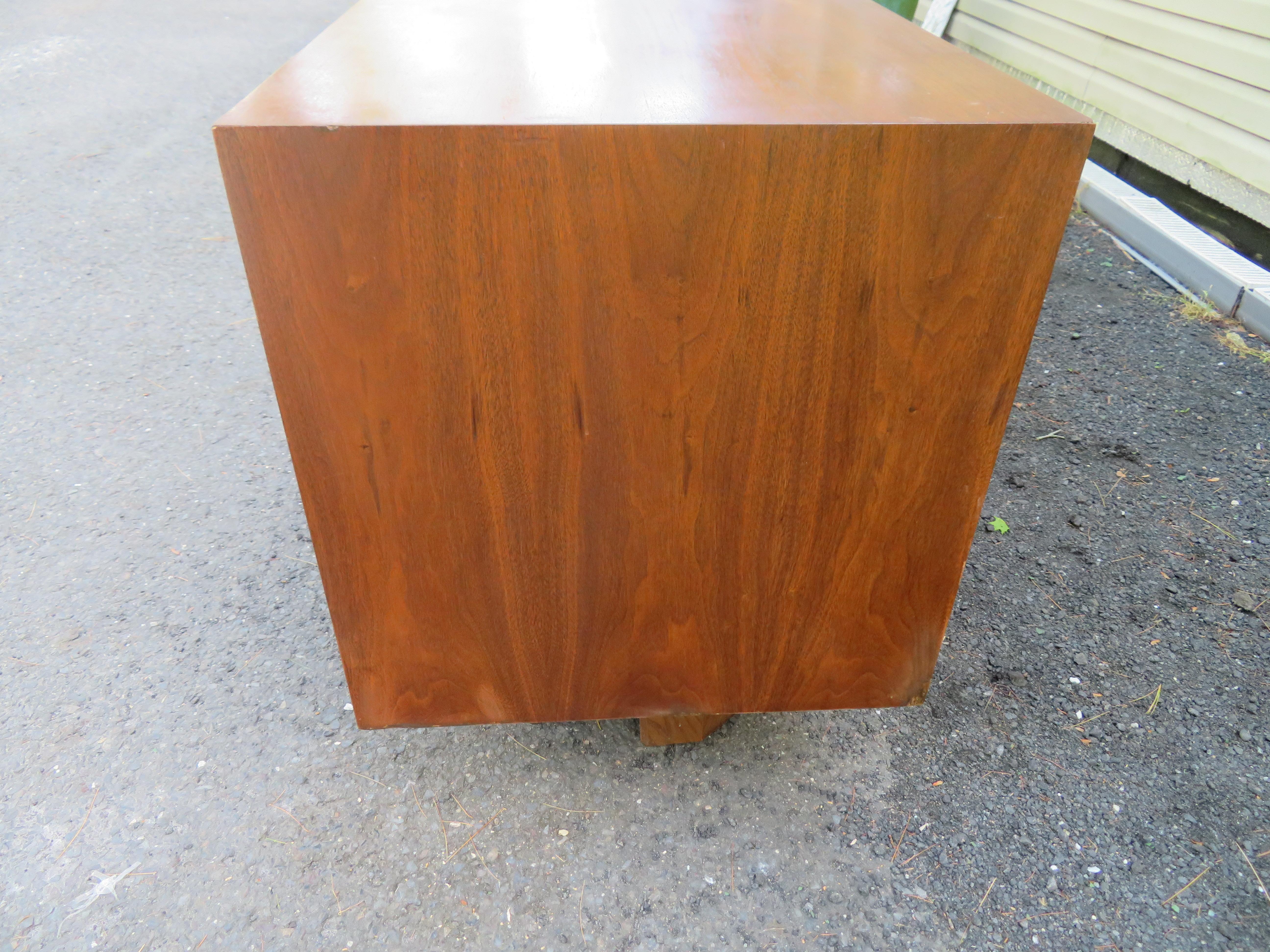 Brilliant Brutalist Walnut Pedestal Credenza Paul Evans Style Mid-Century Modern In Good Condition For Sale In Pemberton, NJ