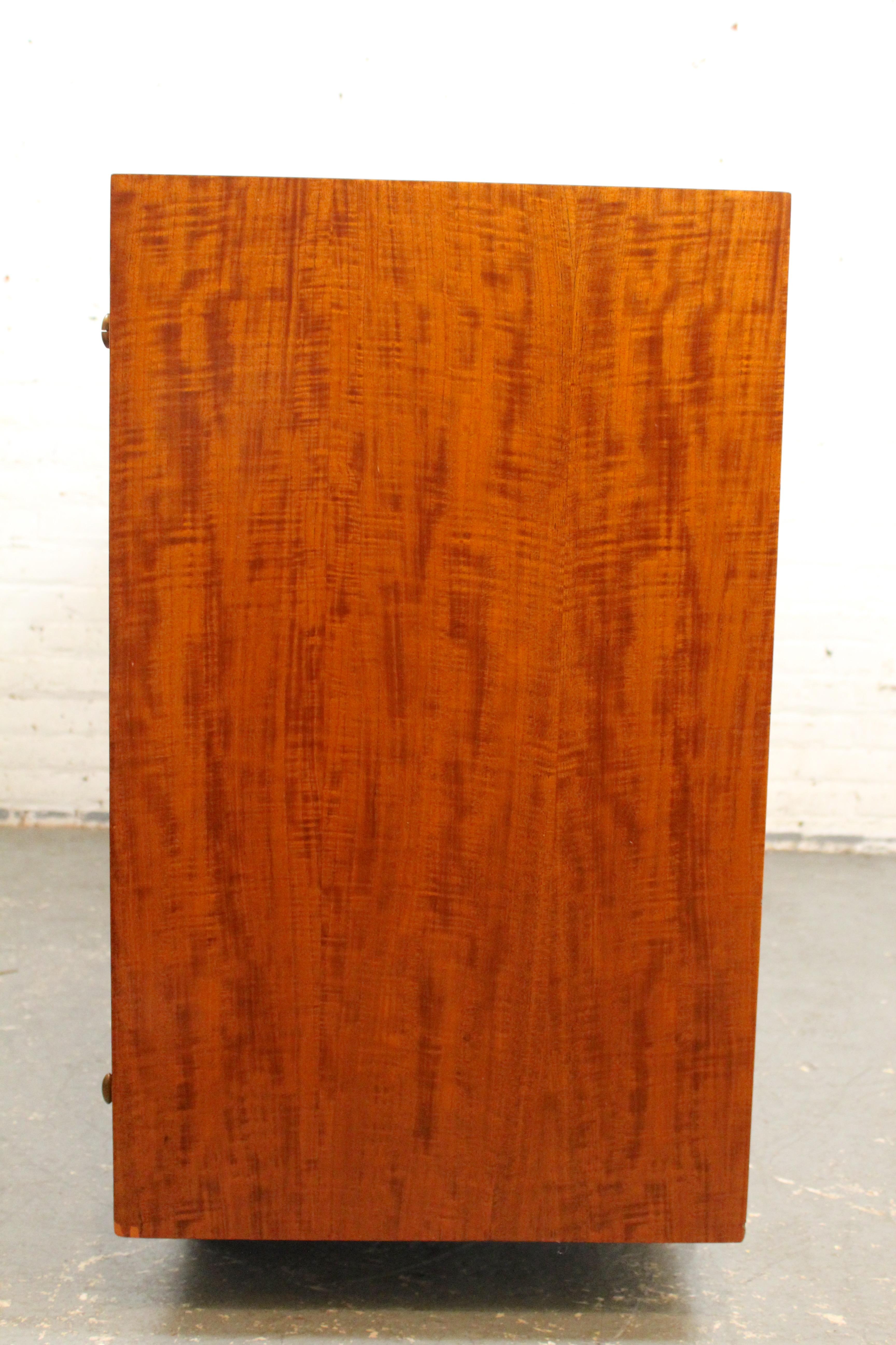 Laiton Buffet Art Déco en loupe brillante en vente