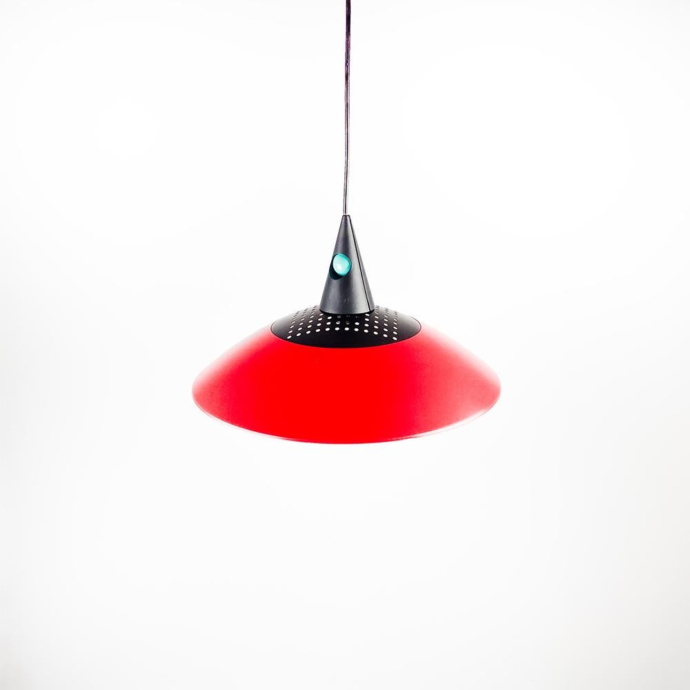 Brilliant Ceiling Lamp, 1980's

Red and black lacquered metal. Plastic top piece.

Measurements: 39 cm. diameter. 22 cm. Tall.