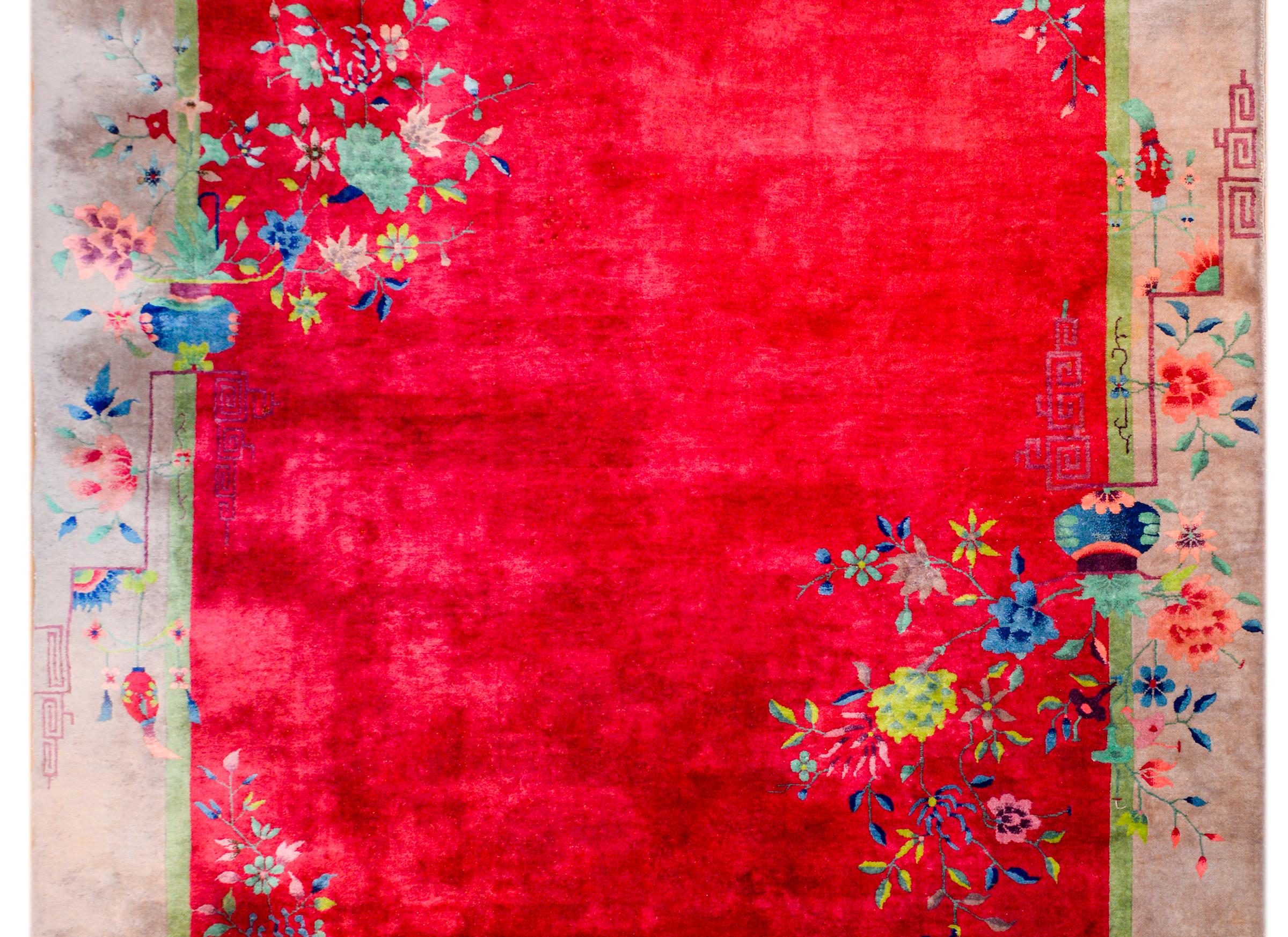 Ein brillanter chinesischer Art-Déco-Teppich mit einem schönen cranberryfarbenen Feld, umgeben von einer breiten grauen Bordüre. Mehrfarbige Topfpfingstrosen, Chrysanthemen und Prunusblüten sind asymmetrisch um das Feld herum angeordnet.