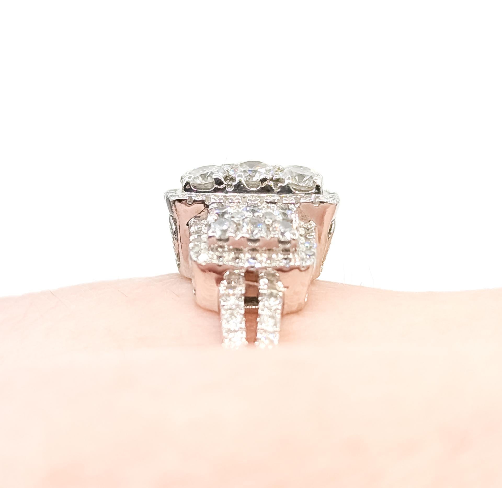 Taglio rotondo Anello di fidanzamento con diamante a grappolo Brilliante in 14 carati in vendita