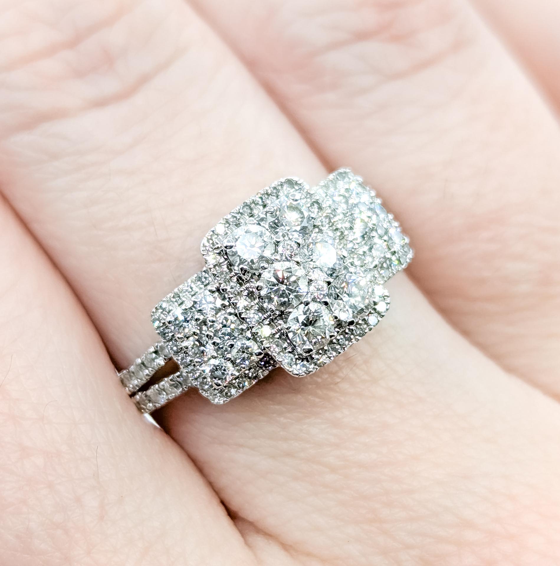 Anello di fidanzamento con diamante a grappolo Brilliante in 14 carati In condizioni ottime in vendita a Bloomington, MN