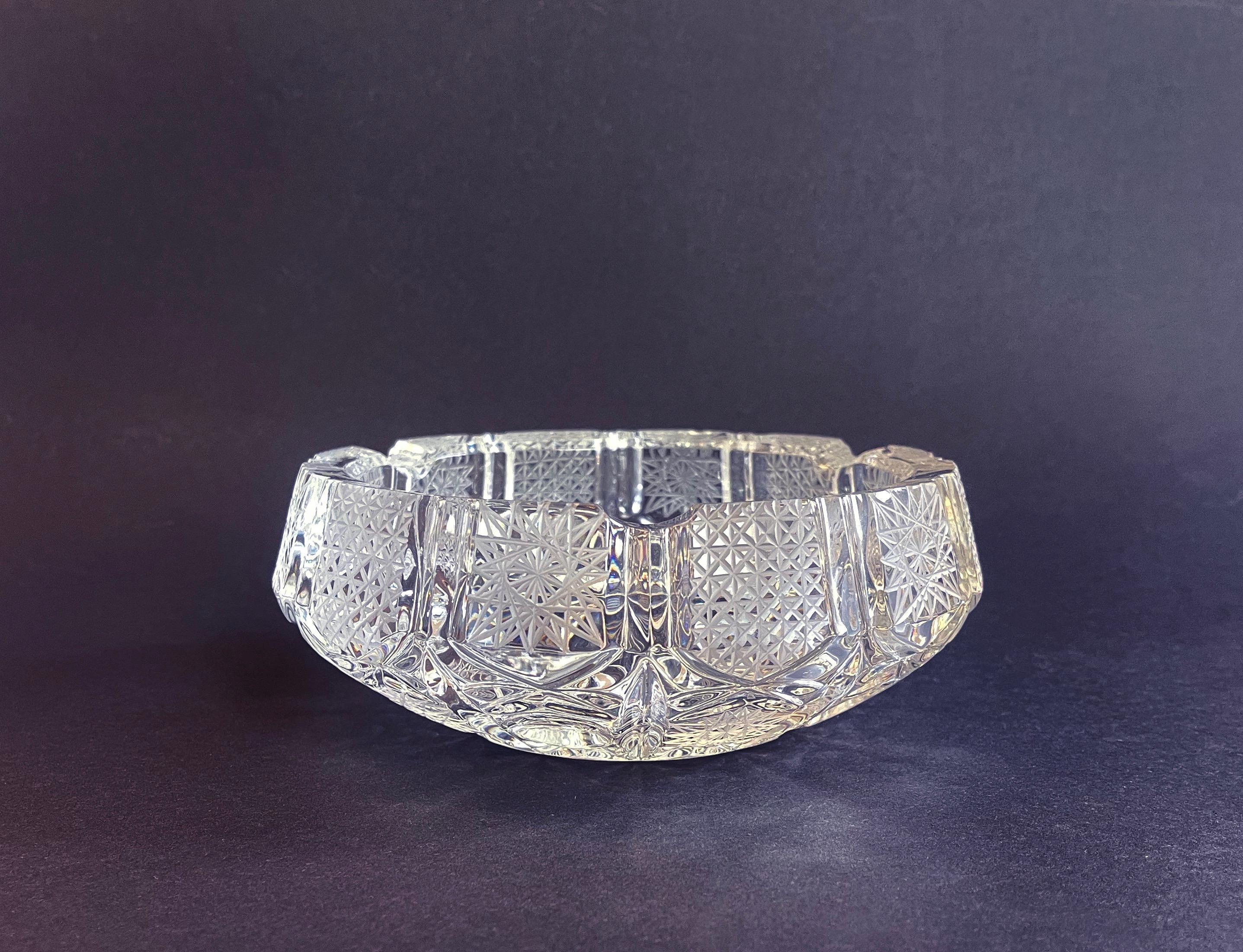 Impresionante astracán bohemio de mediados de siglo, de cristal tallado transparente, con motivos de hobstars y diamantes de fresa.
Fantásticos patrones cortados a mano, fabricados en Alemania hacia 1960.
La pieza circular de cristal grueso tiene