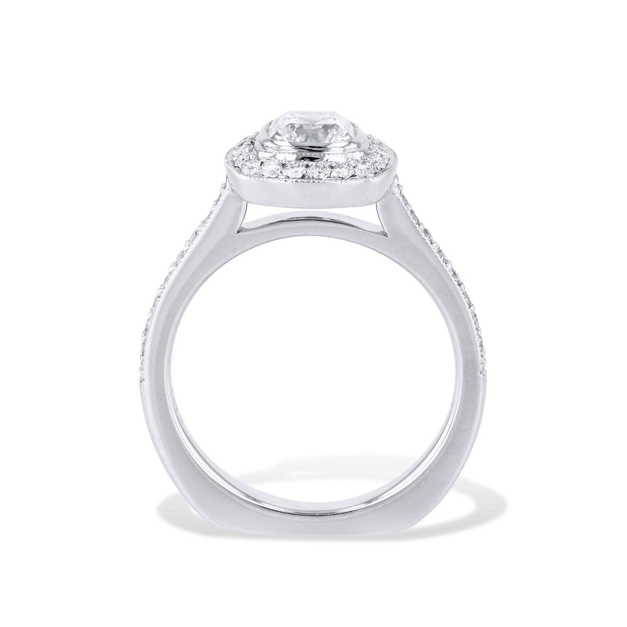 Dieser bemerkenswerte Platin-Verlobungsring mit Brillant-Kissenschliff wird Sie begeistern! Der zentrale Diamant ist ein atemberaubender Kissenbrillant, der von 37 schillernden Pflasterdiamanten akzentuiert wird. Handgefertigt von H&H, ist es ein