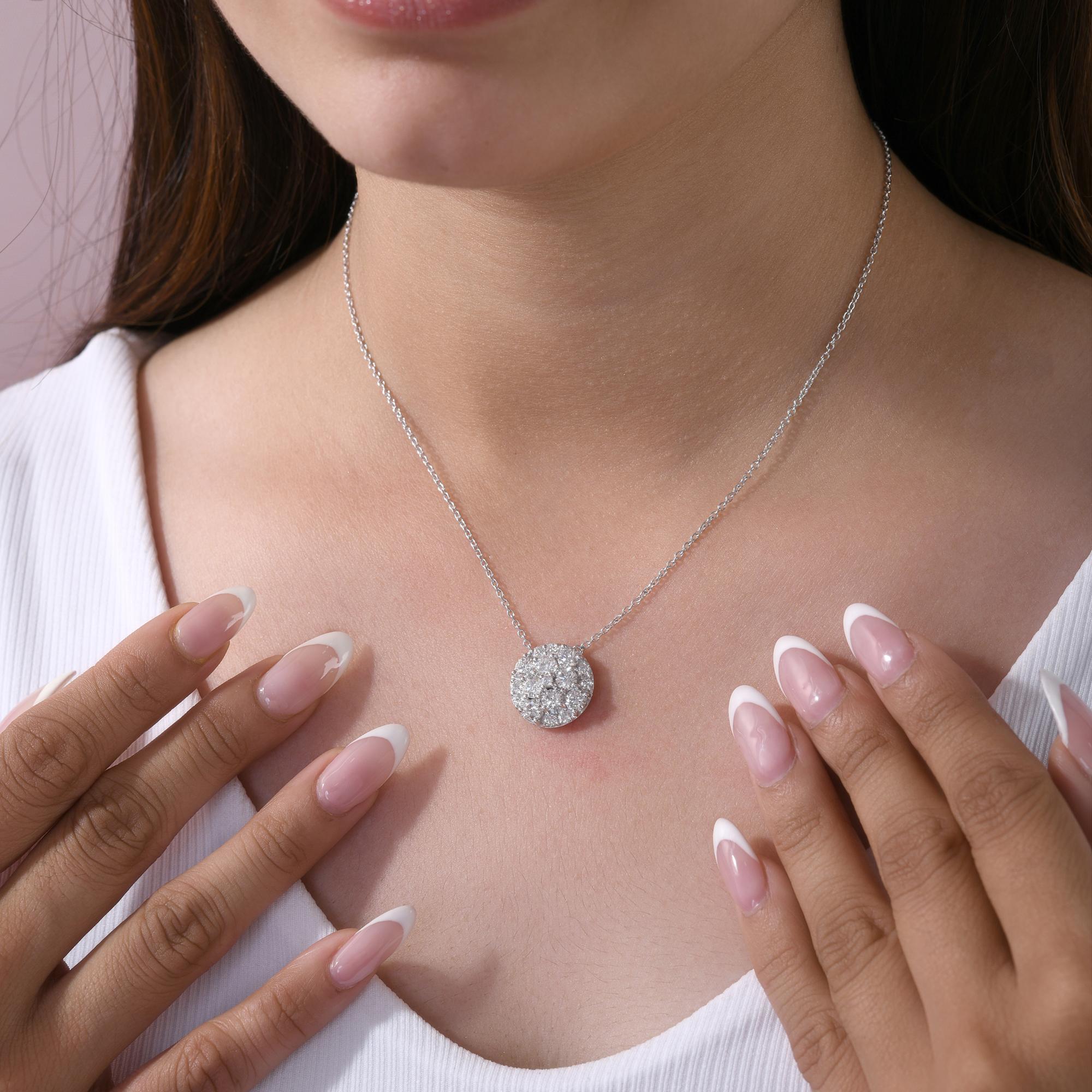 Collar Colgante Racimo de Diamantes Naturales Talla Brillante 2,35 Ct Oro Blanco 18K
Con un precioso colgante circular hecho a mano, esta pieza muestra un racimo de brillantes diamantes dispuestos en un patrón de inspiración floral, creando el