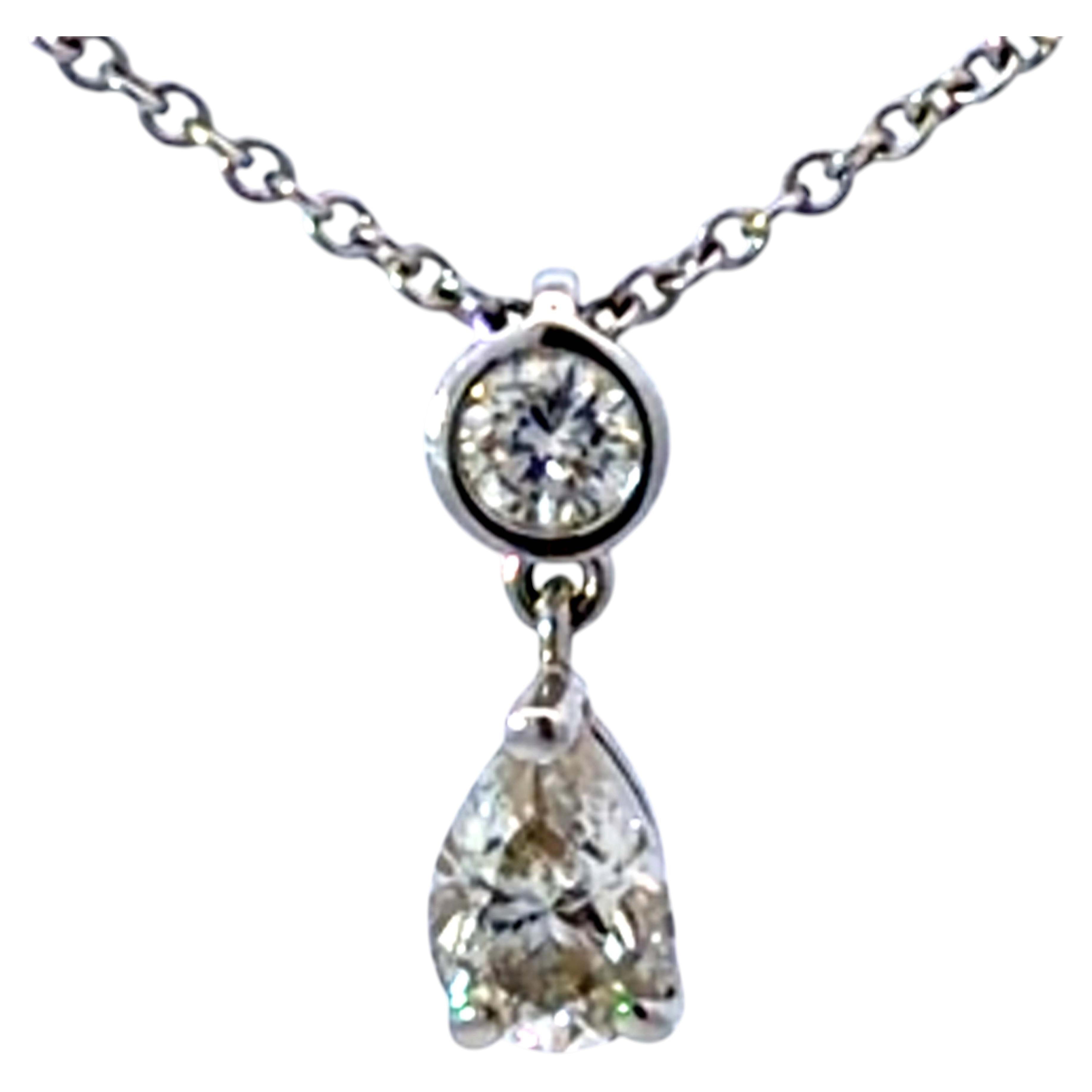 Collar con diamantes de talla brillante y en forma de pera, en oro blanco de 14K